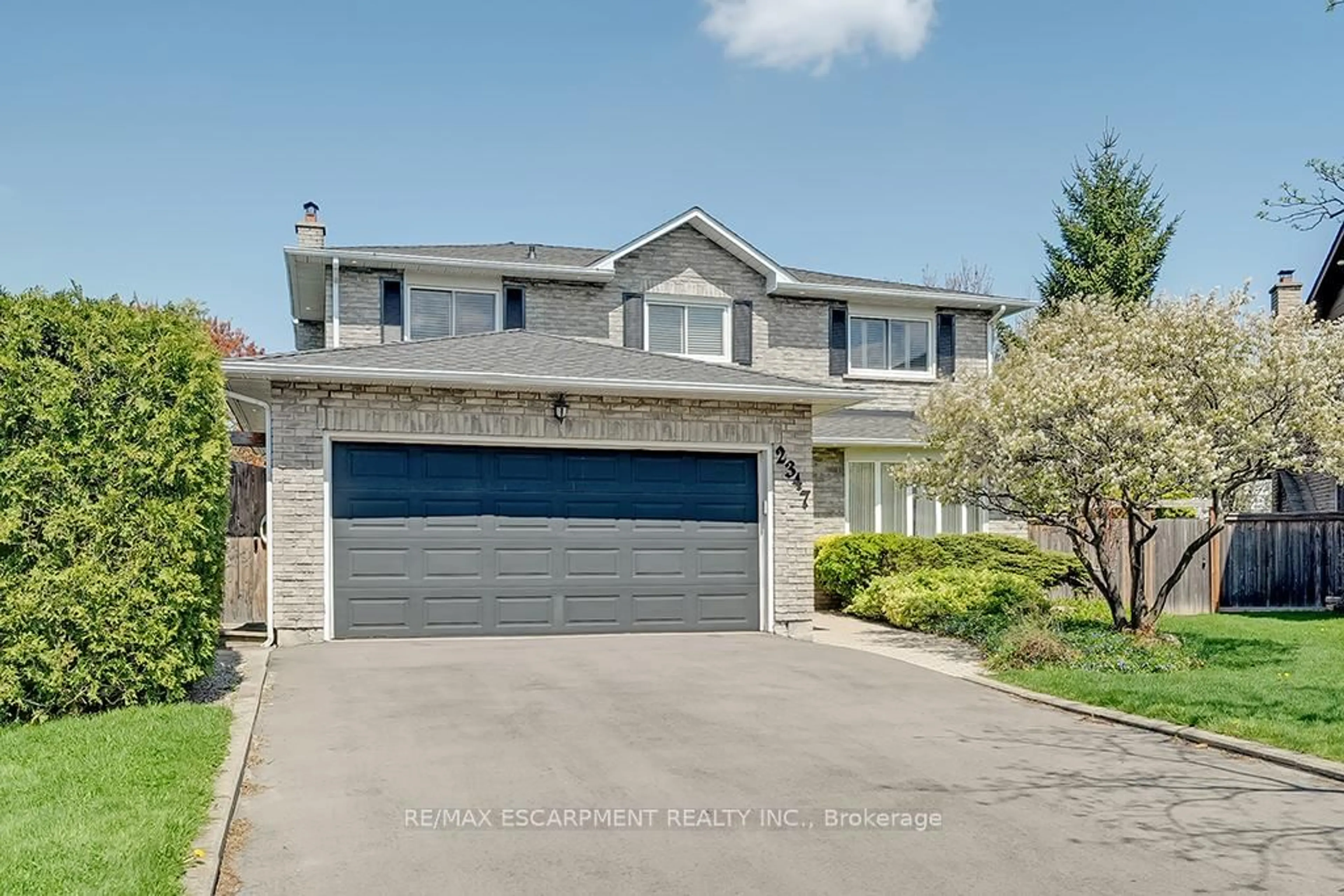 Home with vinyl exterior material, street for 2347 Tweedsmuir Crt, Burlington Ontario L7P 4K9