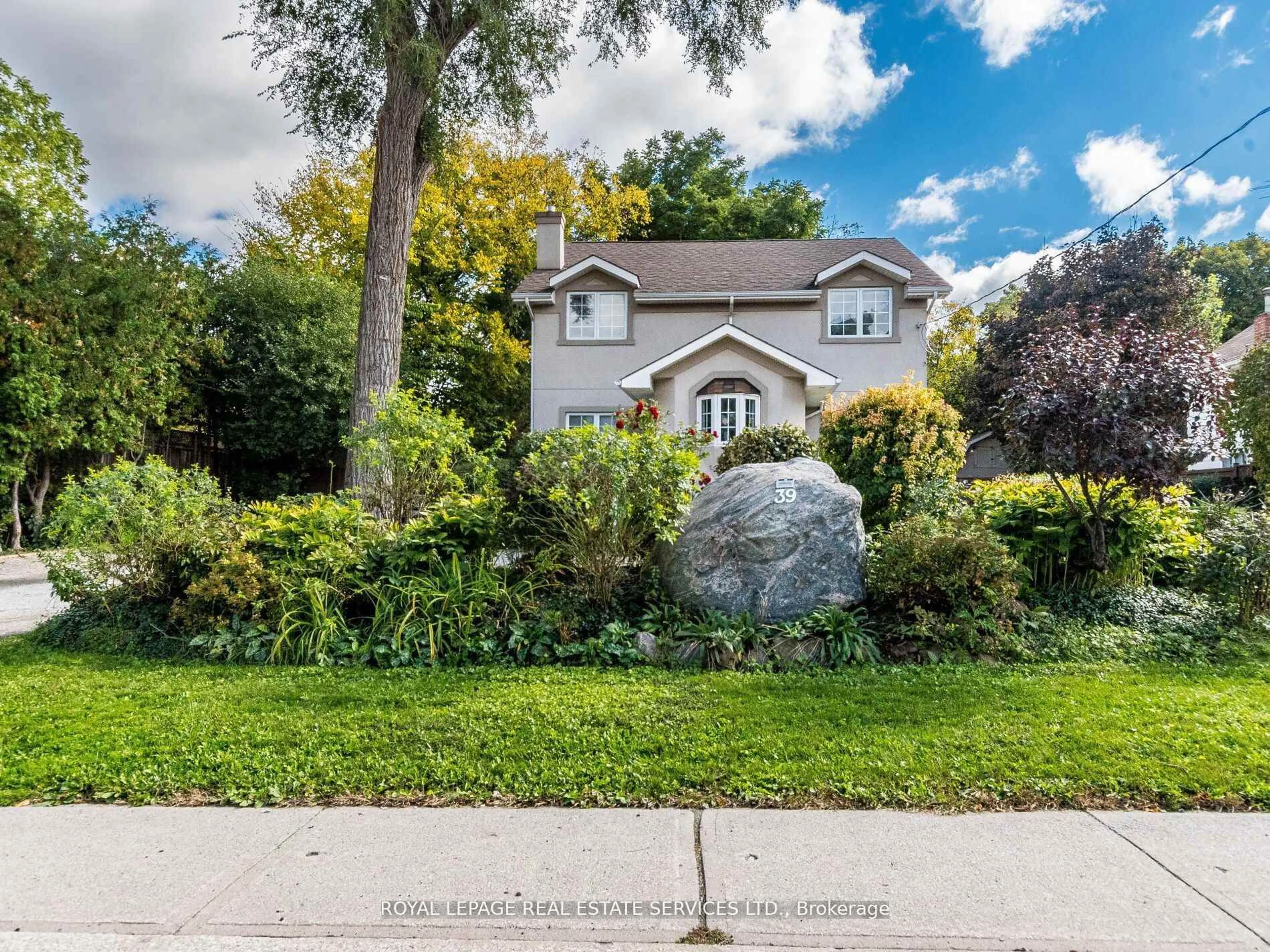 A pic from outside/outdoor area/front of a property/back of a property/a pic from drone, street for 39 Clarence St, Brampton Ontario L6W 1S2