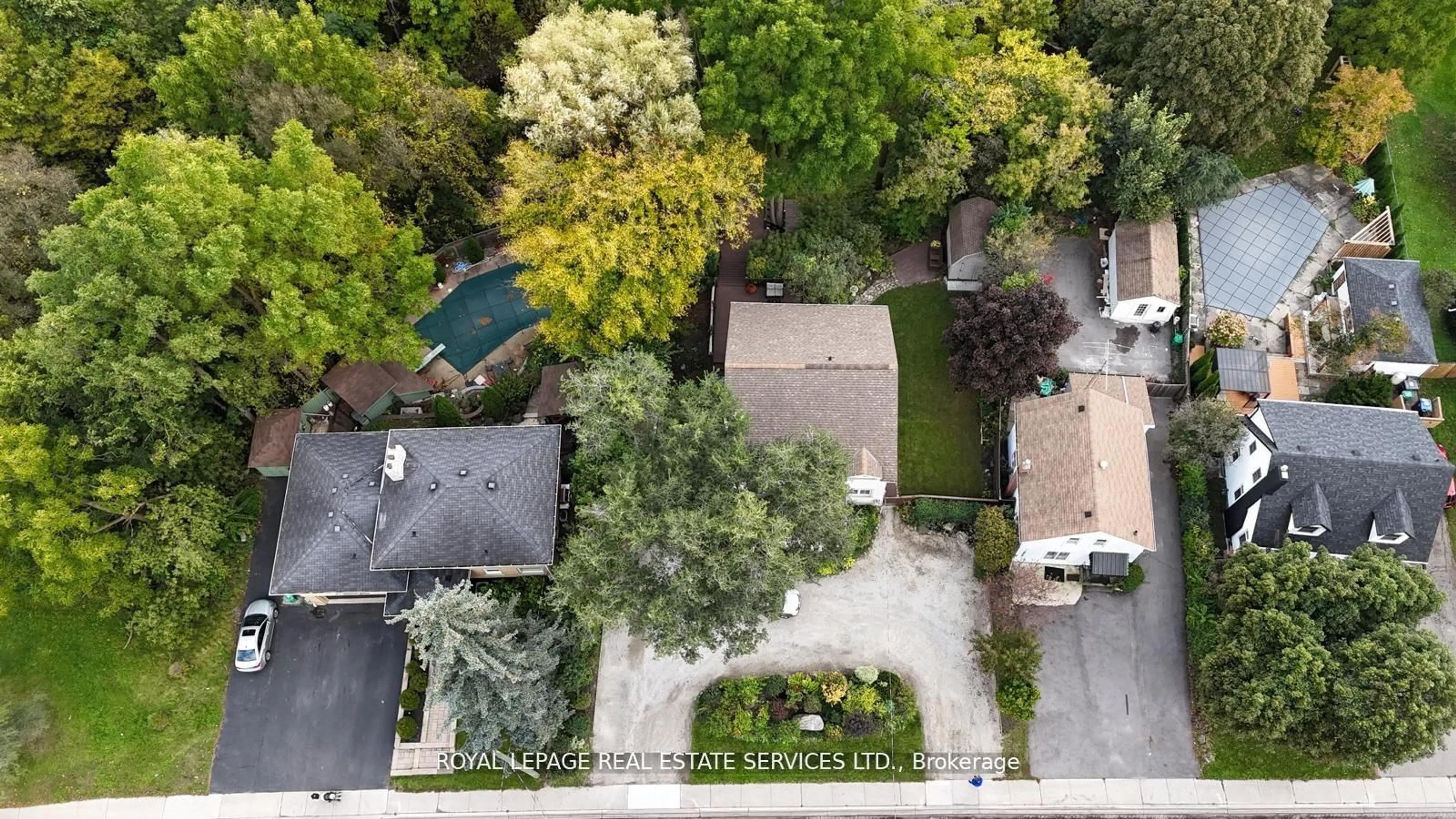 A pic from outside/outdoor area/front of a property/back of a property/a pic from drone, street for 39 Clarence St, Brampton Ontario L6W 1S2
