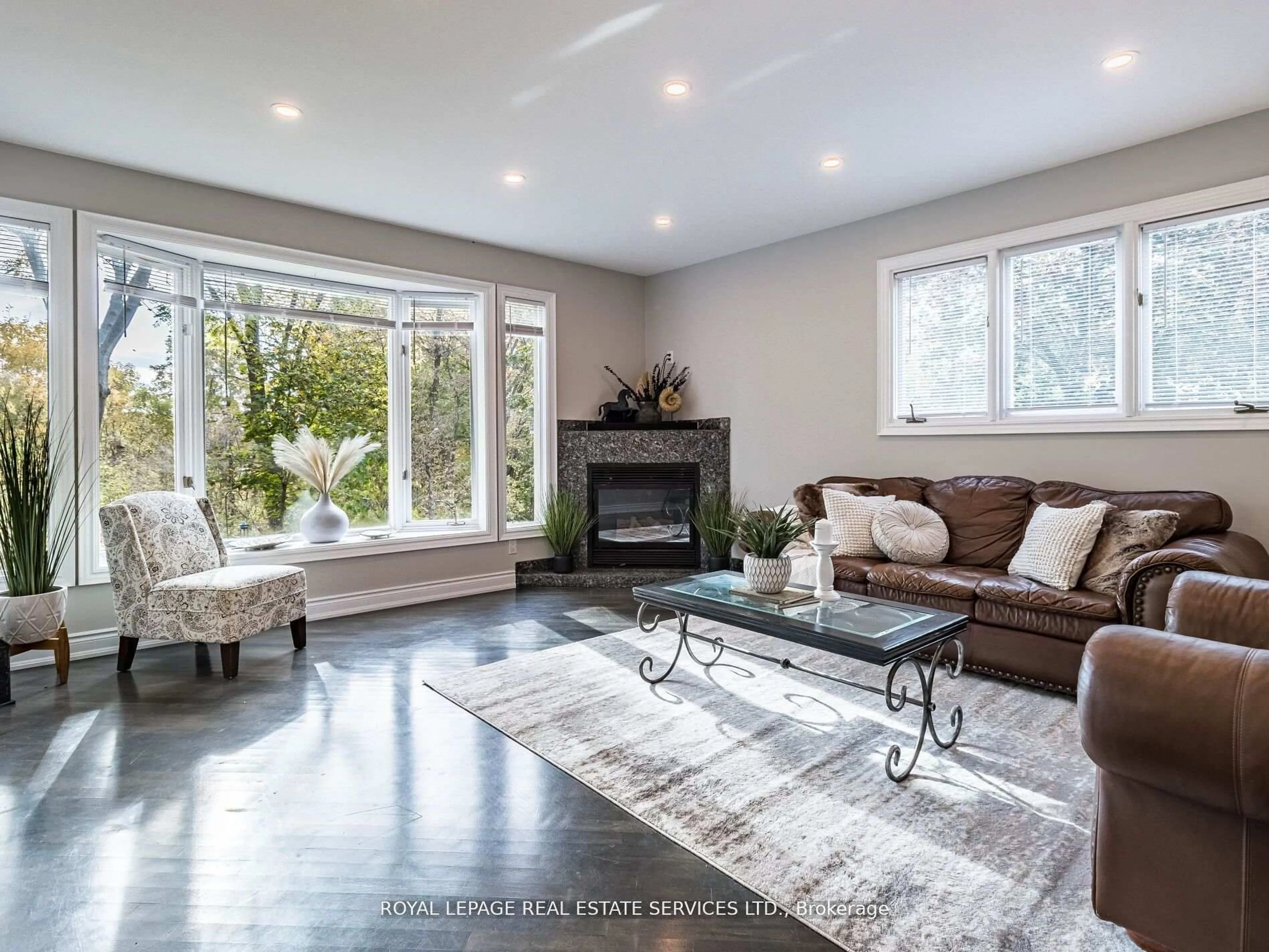 Living room with furniture, unknown for 39 Clarence St, Brampton Ontario L6W 1S2
