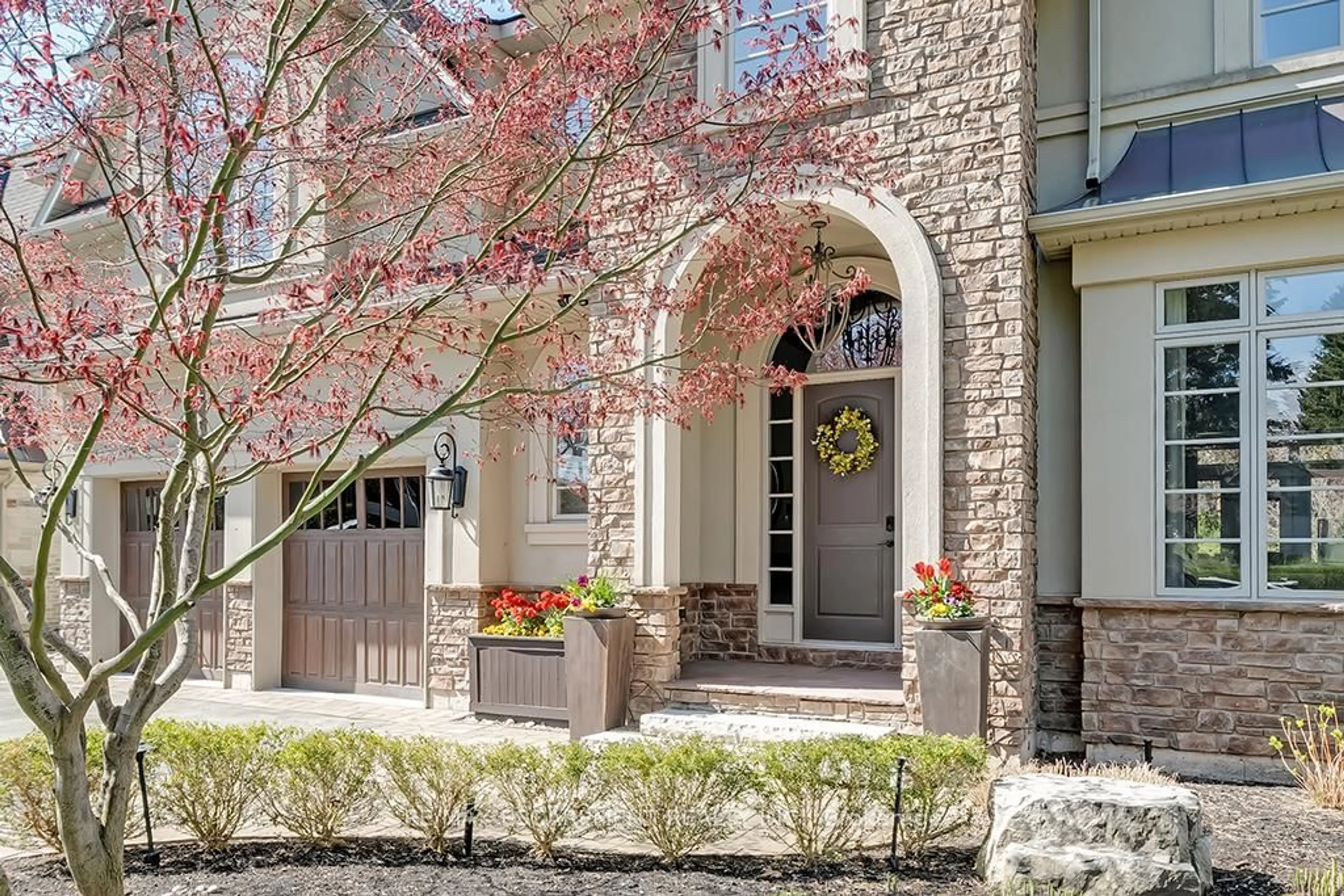 Indoor entryway for 246 Pomona Ave, Burlington Ontario L7N 1T1