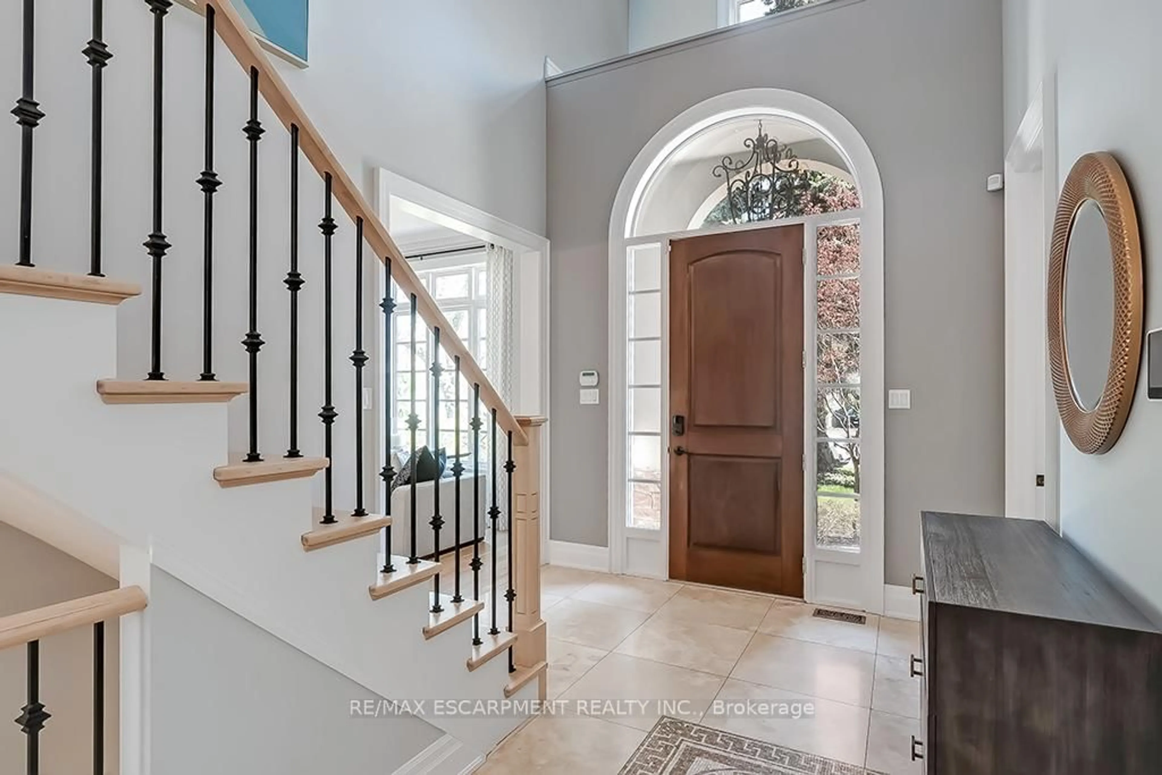 Indoor entryway for 246 Pomona Ave, Burlington Ontario L7N 1T1