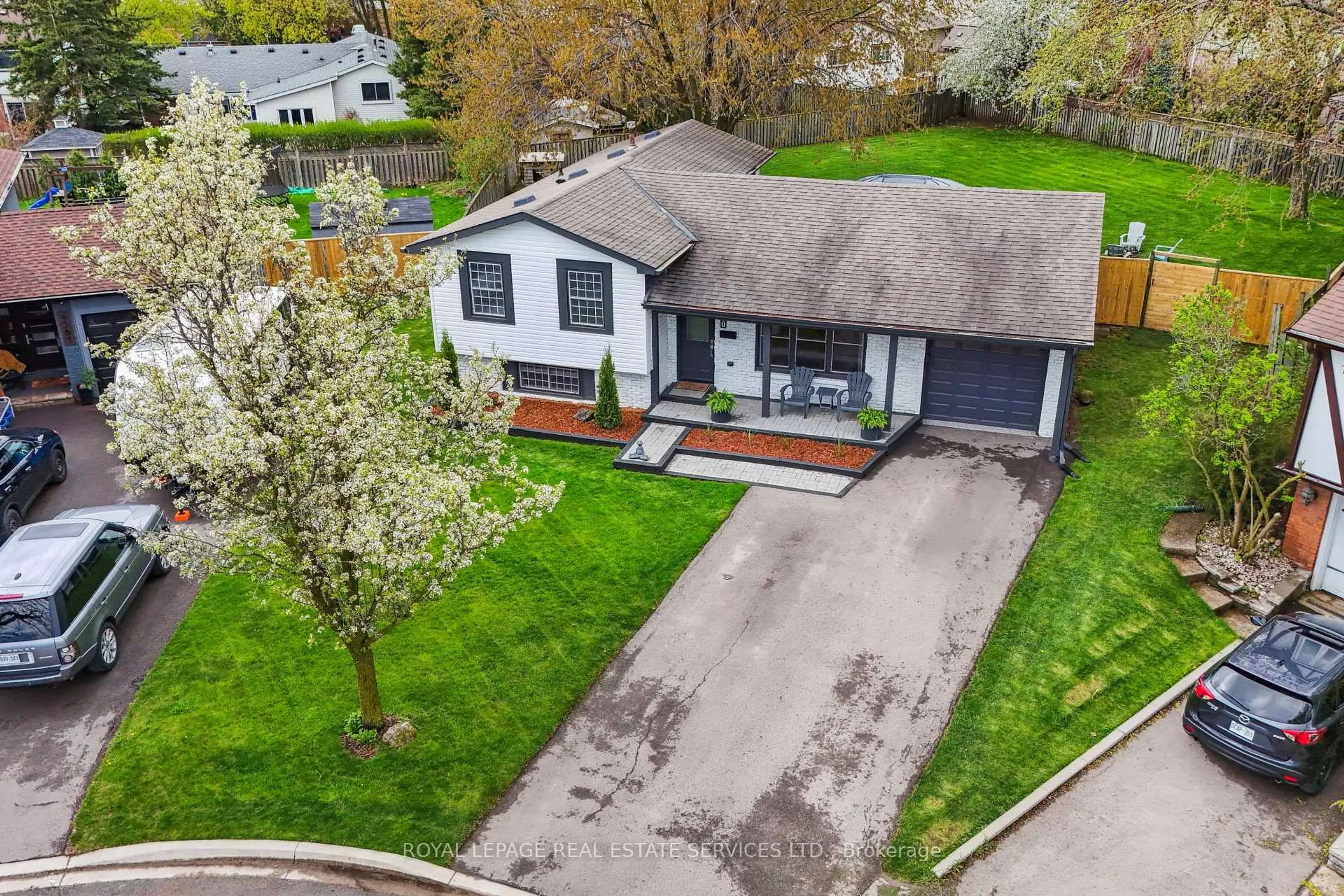 A pic from outside/outdoor area/front of a property/back of a property/a pic from drone, street for 4360 Ayr Pl, Burlington Ontario L7L 2A2