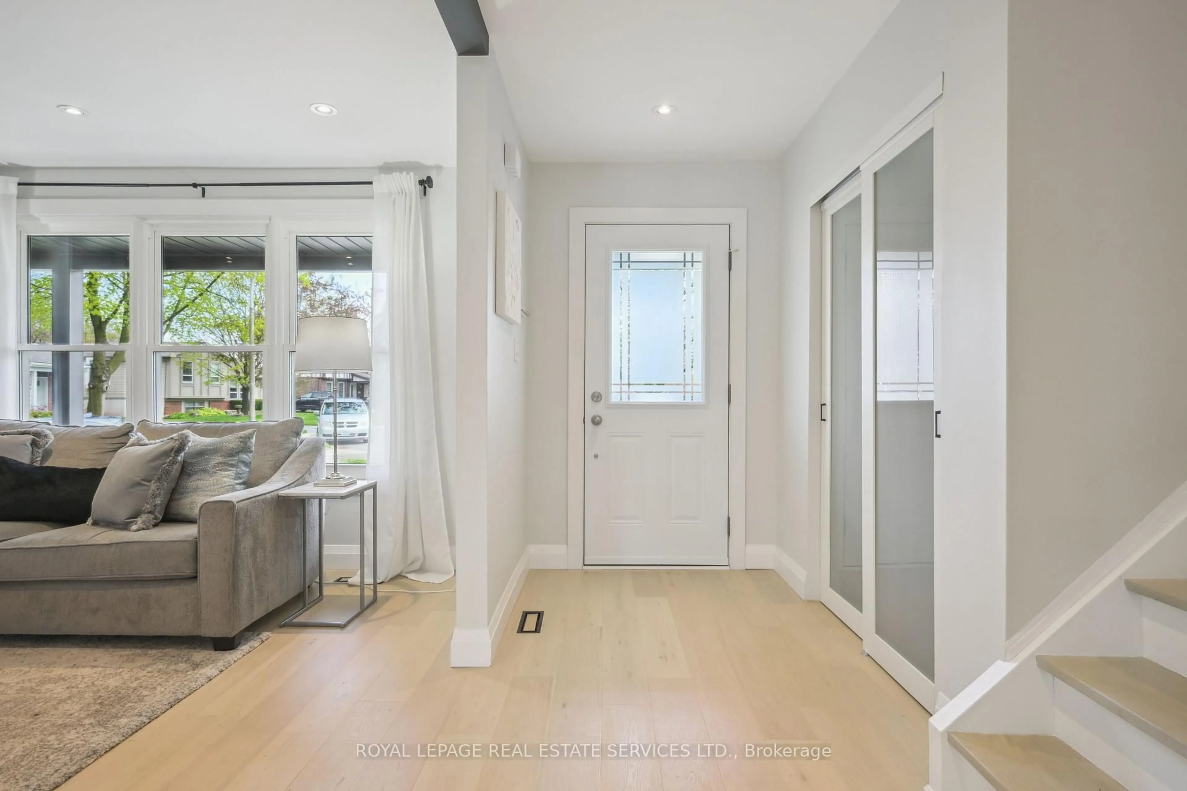 Indoor entryway for 4360 Ayr Pl, Burlington Ontario L7L 2A2