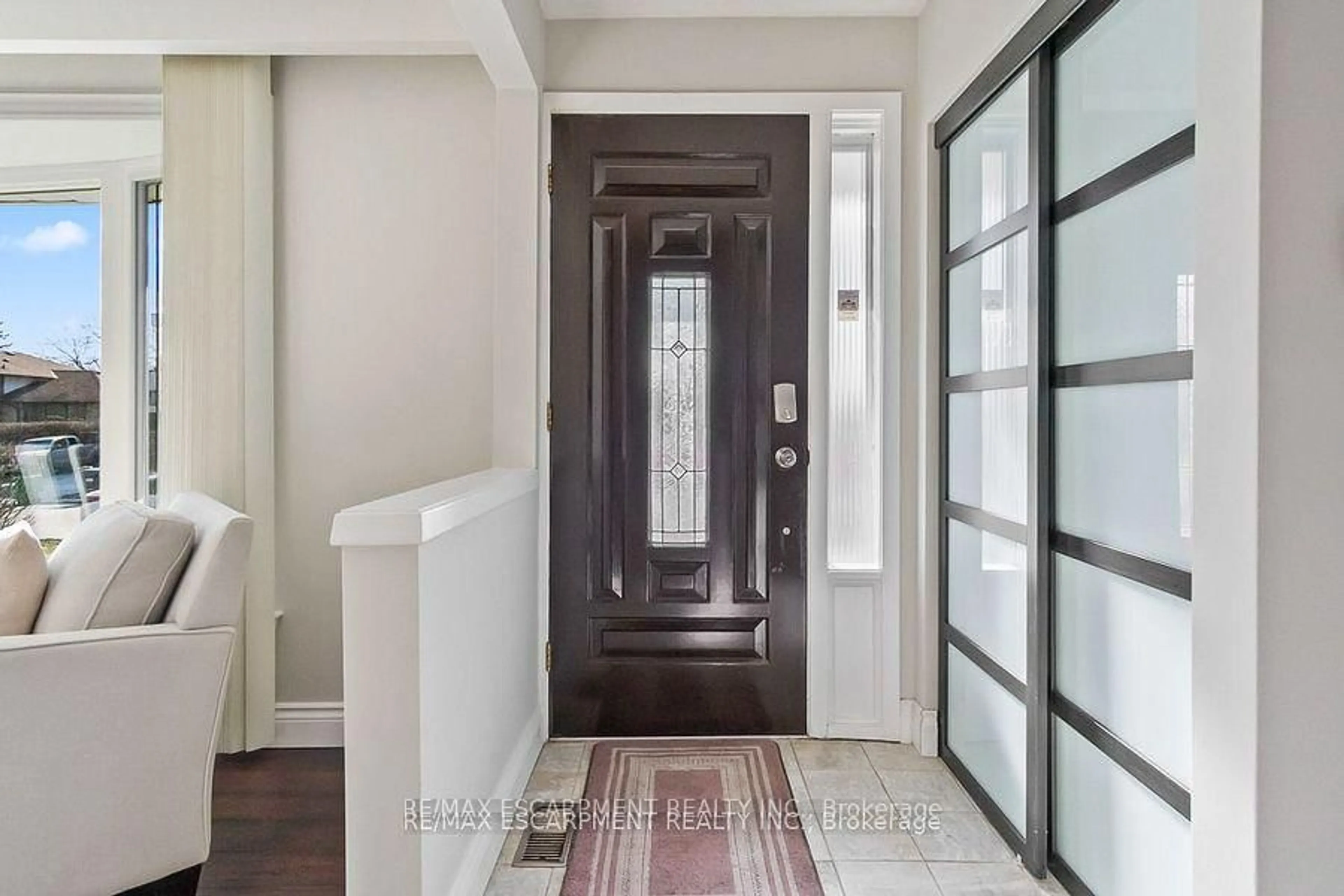 Indoor entryway for 2213 Utley Rd, Mississauga Ontario L5J 1X3