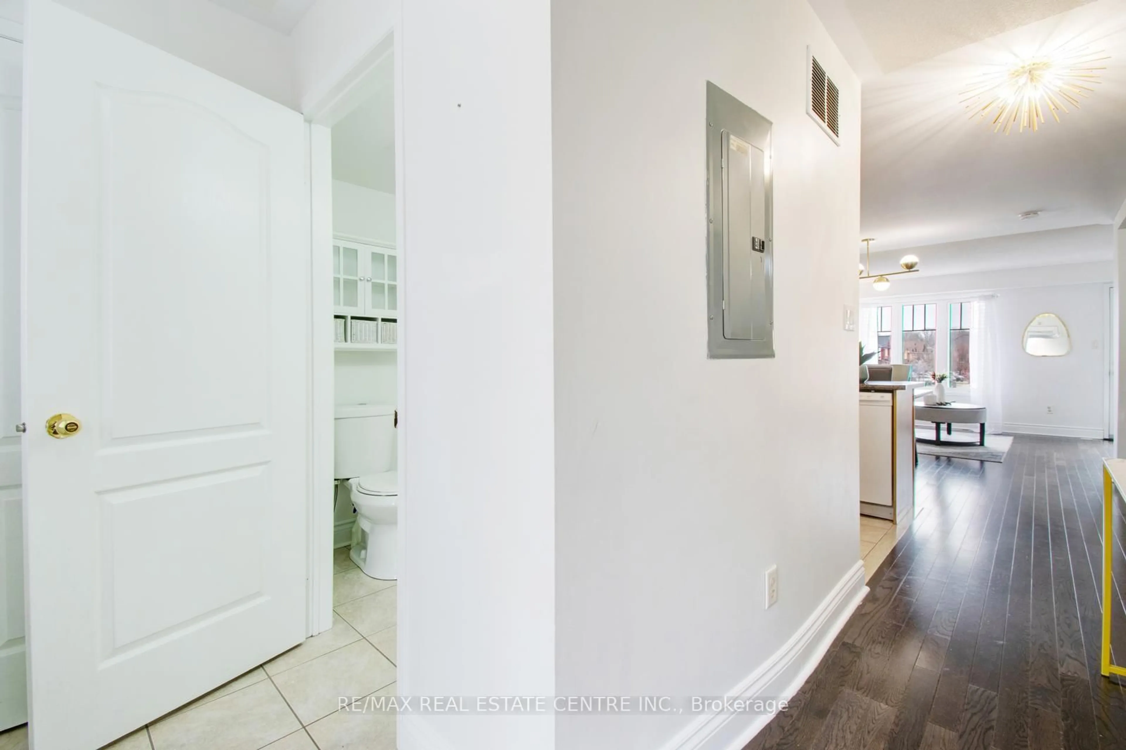 Indoor entryway for 5050 Intrepid Dr #80, Mississauga Ontario L5M 0E6