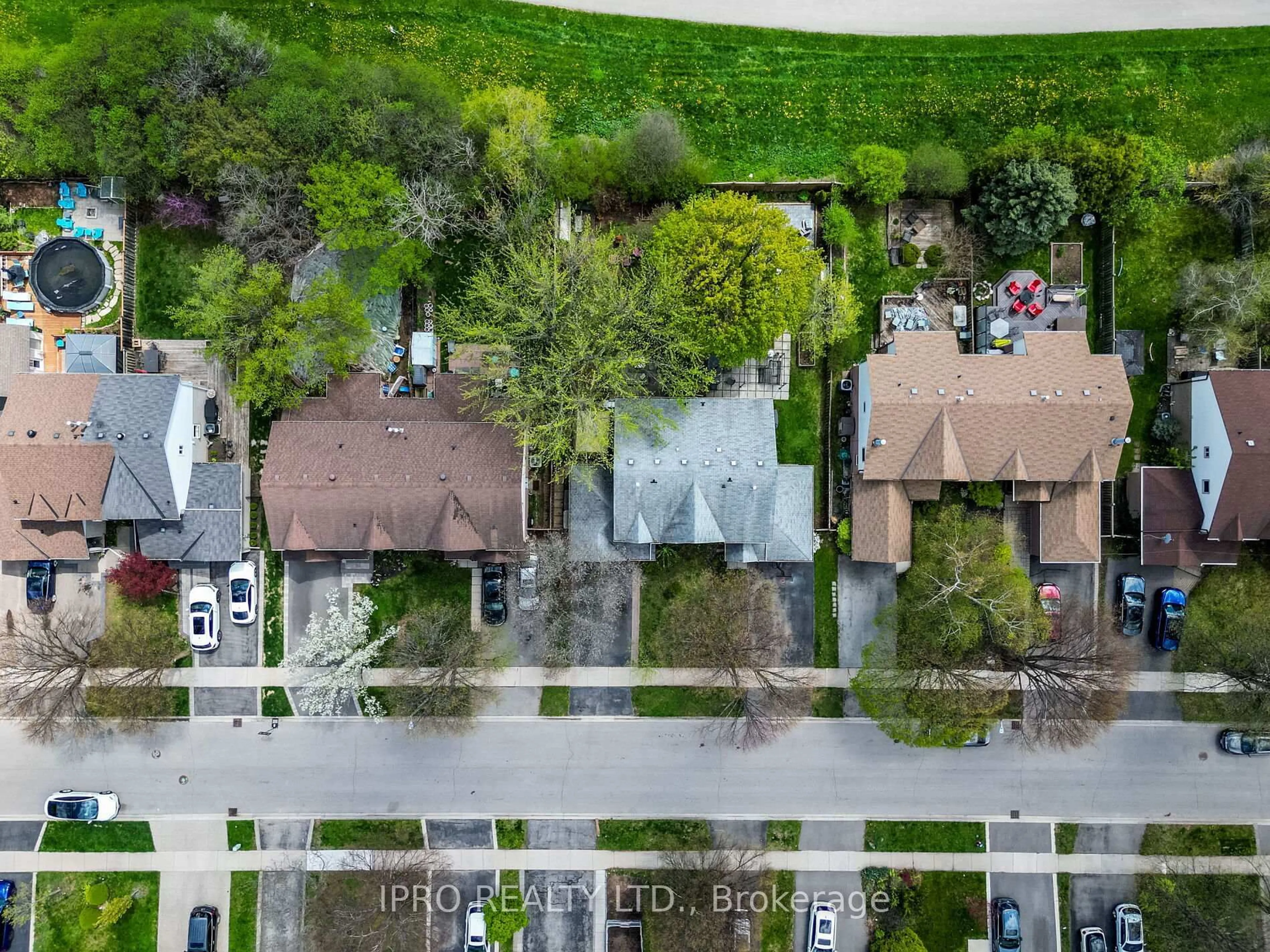 A pic from outside/outdoor area/front of a property/back of a property/a pic from drone, street for 236 Ross Lane, Oakville Ontario L6H 5E6