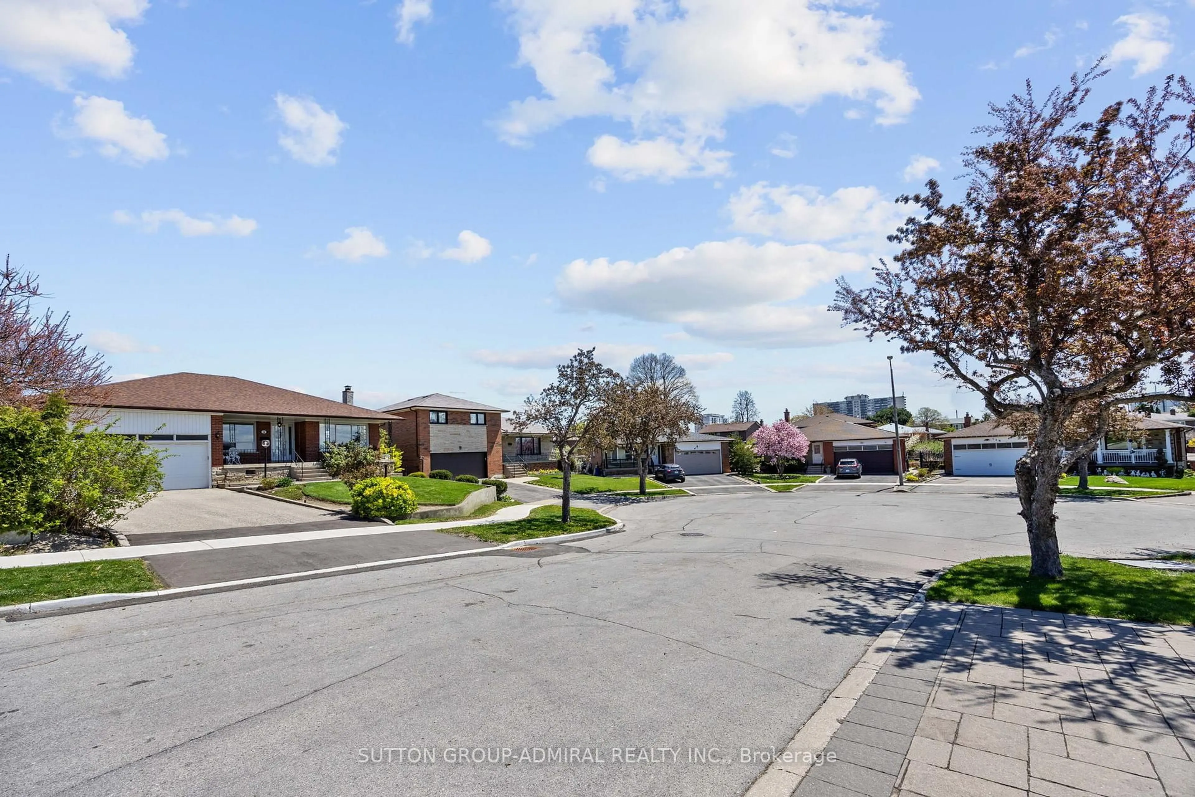 A pic from outside/outdoor area/front of a property/back of a property/a pic from drone, street for 3 Shortridge Crt, Toronto Ontario L4L 8C4