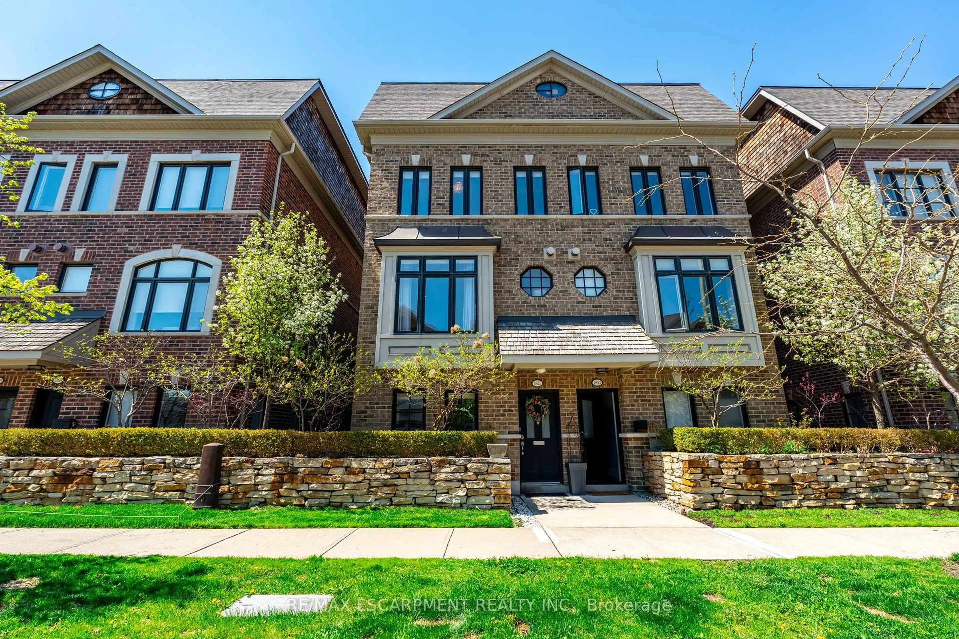 Home with brick exterior material, building for 1825 Pagehurst Ave, Mississauga Ontario L4X 1Y5