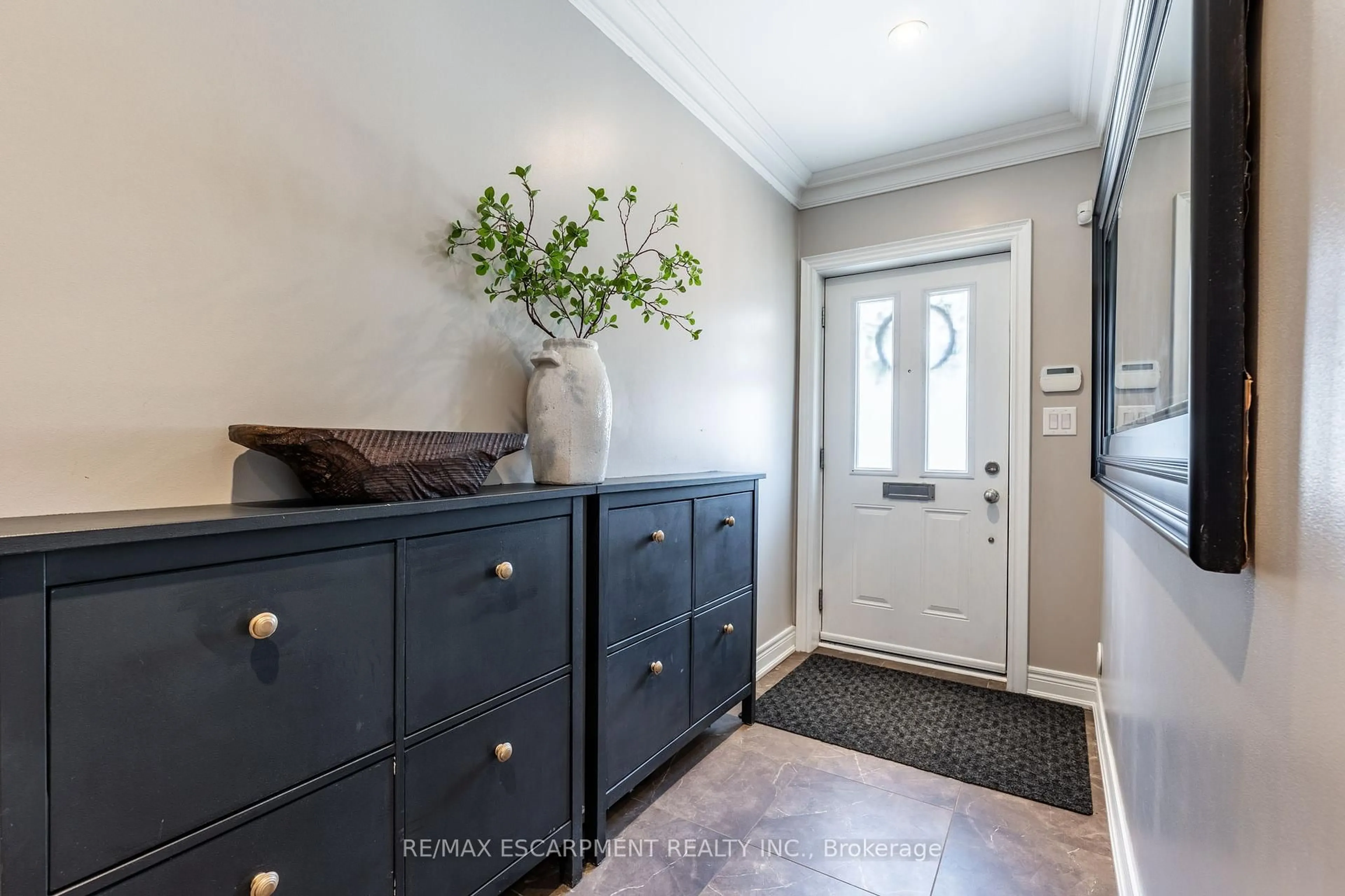 Indoor entryway for 1825 Pagehurst Ave, Mississauga Ontario L4X 1Y5