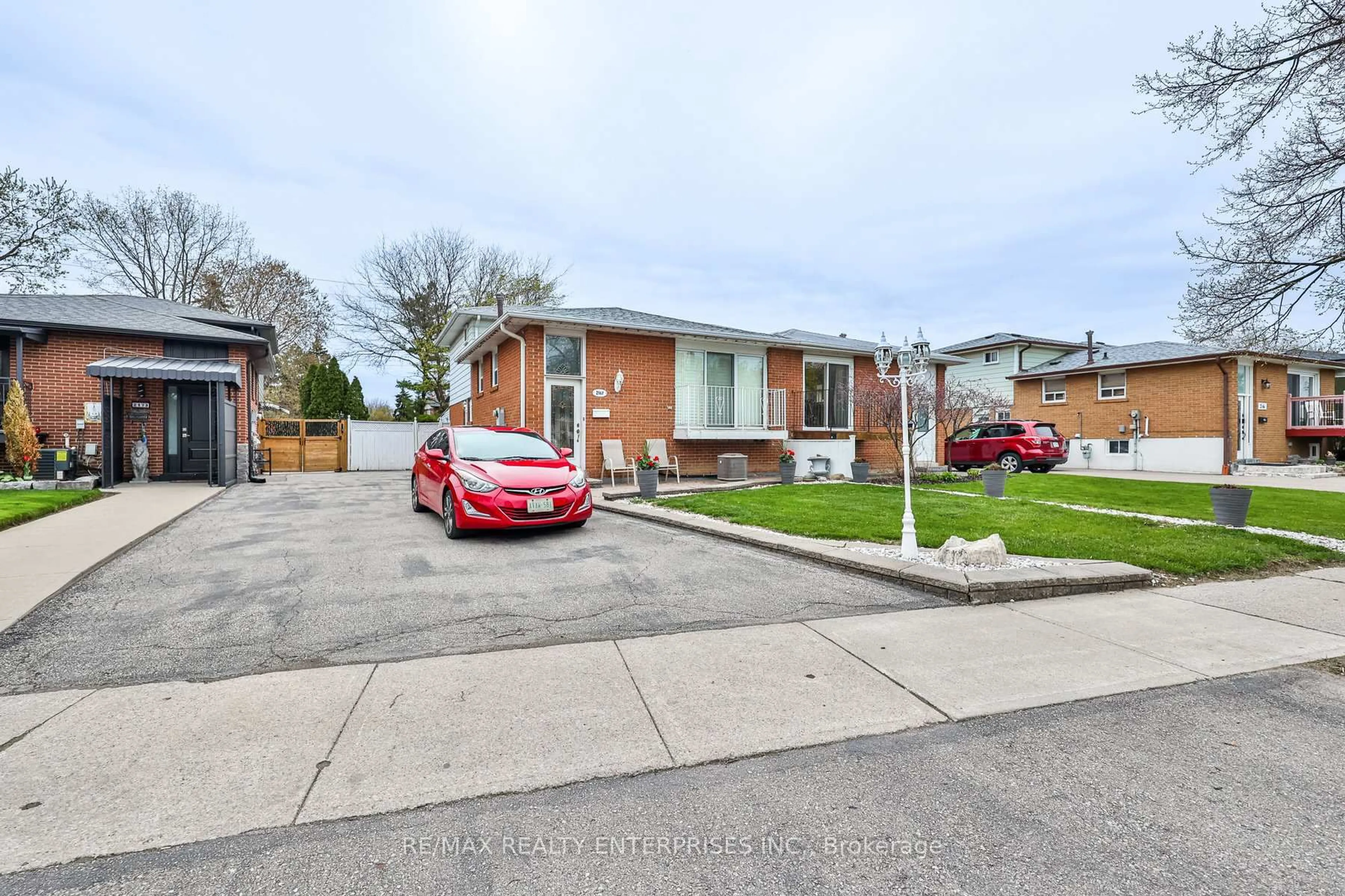 A pic from outside/outdoor area/front of a property/back of a property/a pic from drone, street for 2167 Stir Cres, Mississauga Ontario L4Y 3V2