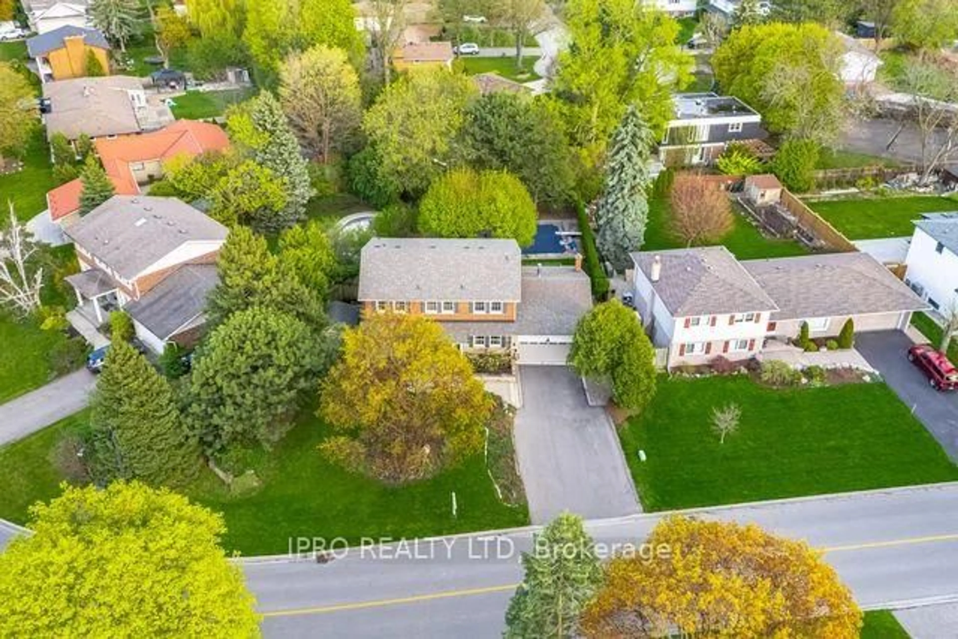 A pic from outside/outdoor area/front of a property/back of a property/a pic from drone, street for 42 Hillside Dr, Brampton Ontario L6S 1A3