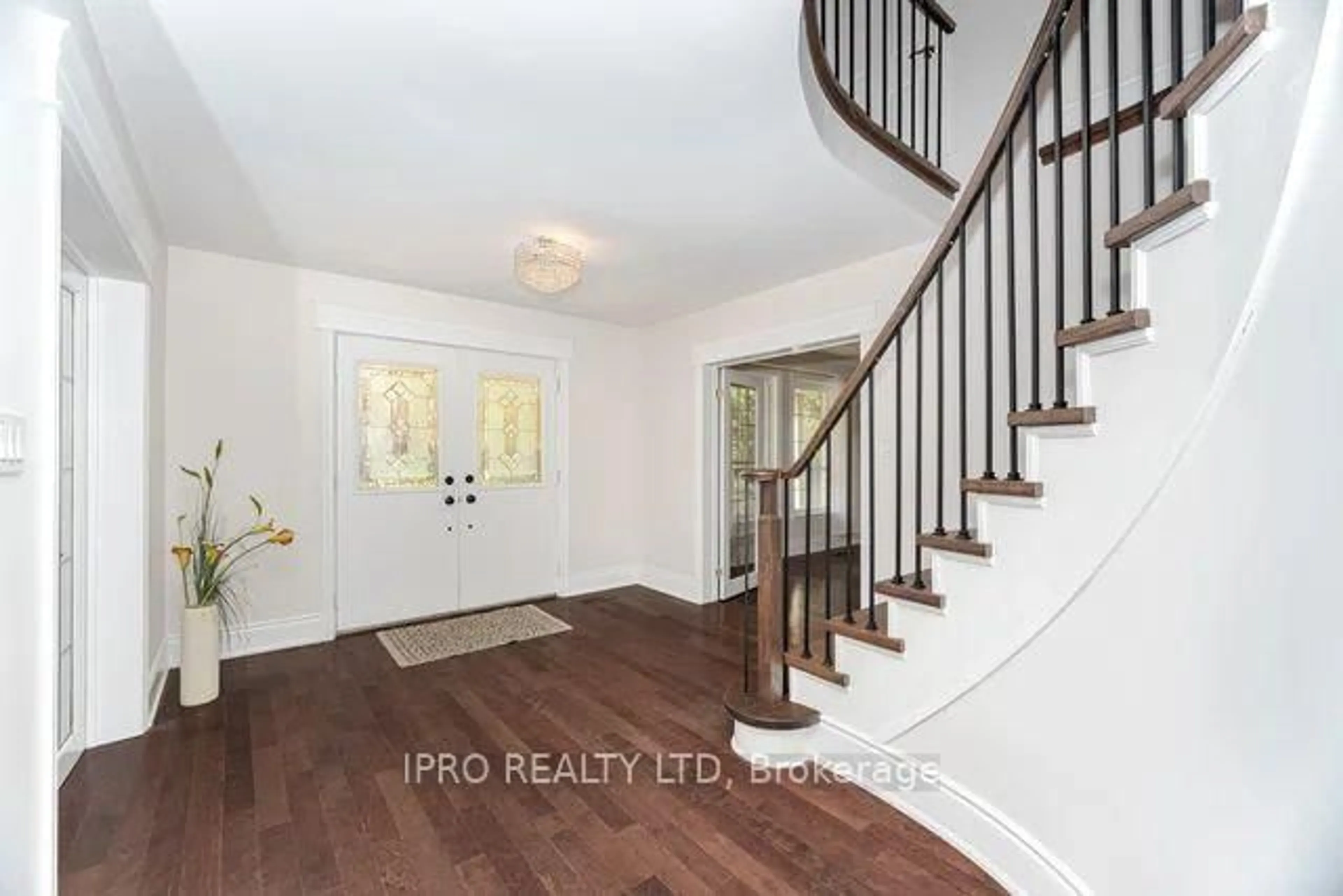 Indoor entryway for 42 Hillside Dr, Brampton Ontario L6S 1A3