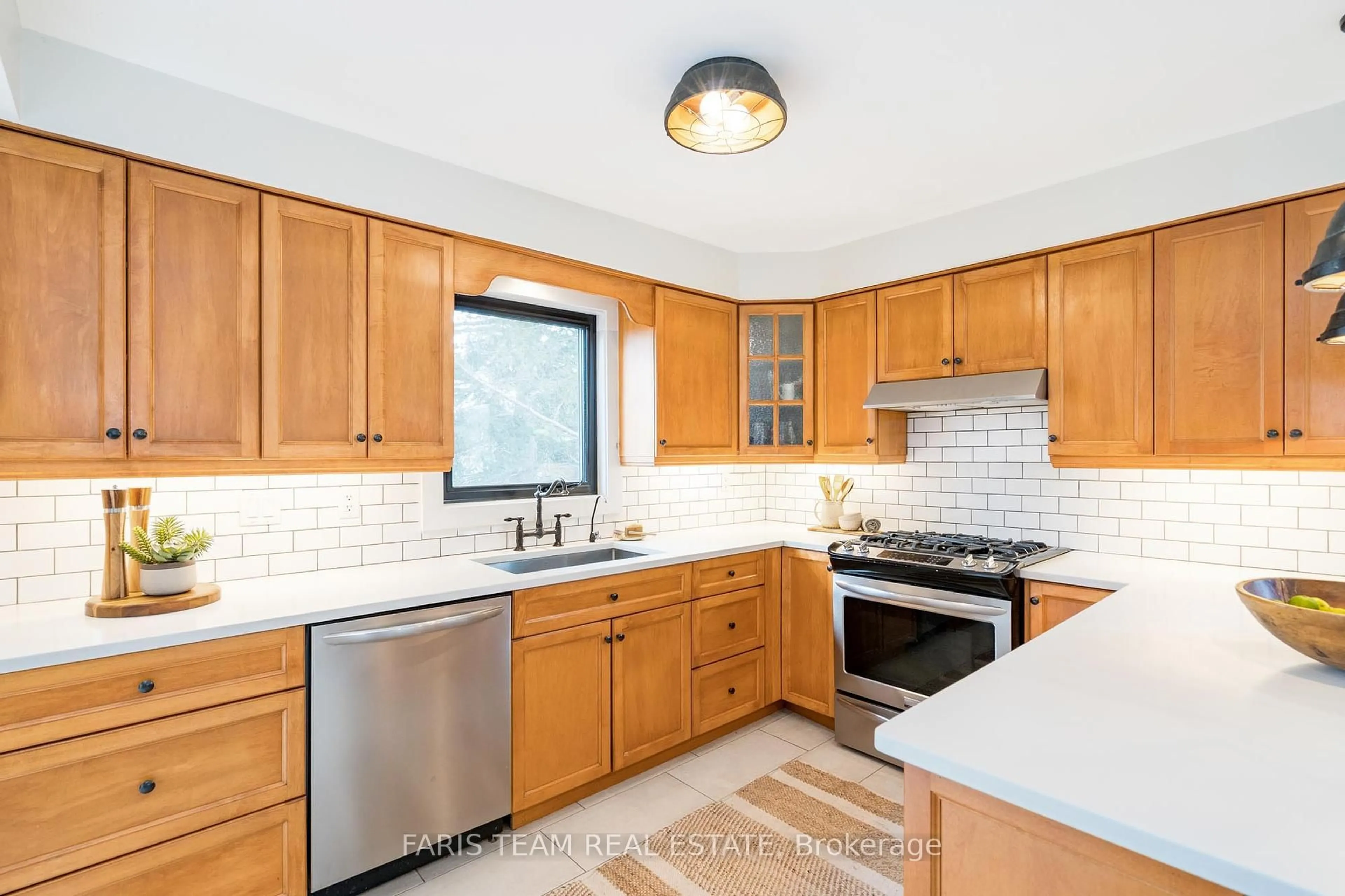 Standard kitchen, ceramic/tile floor for 261 Edenwood Cres, Orangeville Ontario L9W 4M7
