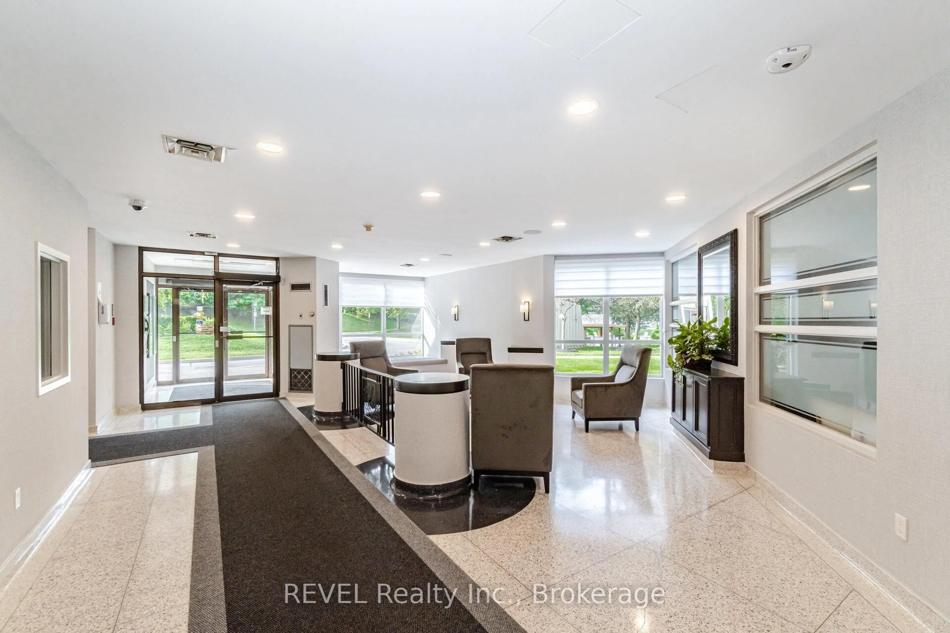 Indoor foyer for 12 Laurelcrest St #803, Brampton Ontario L6S 5Y4