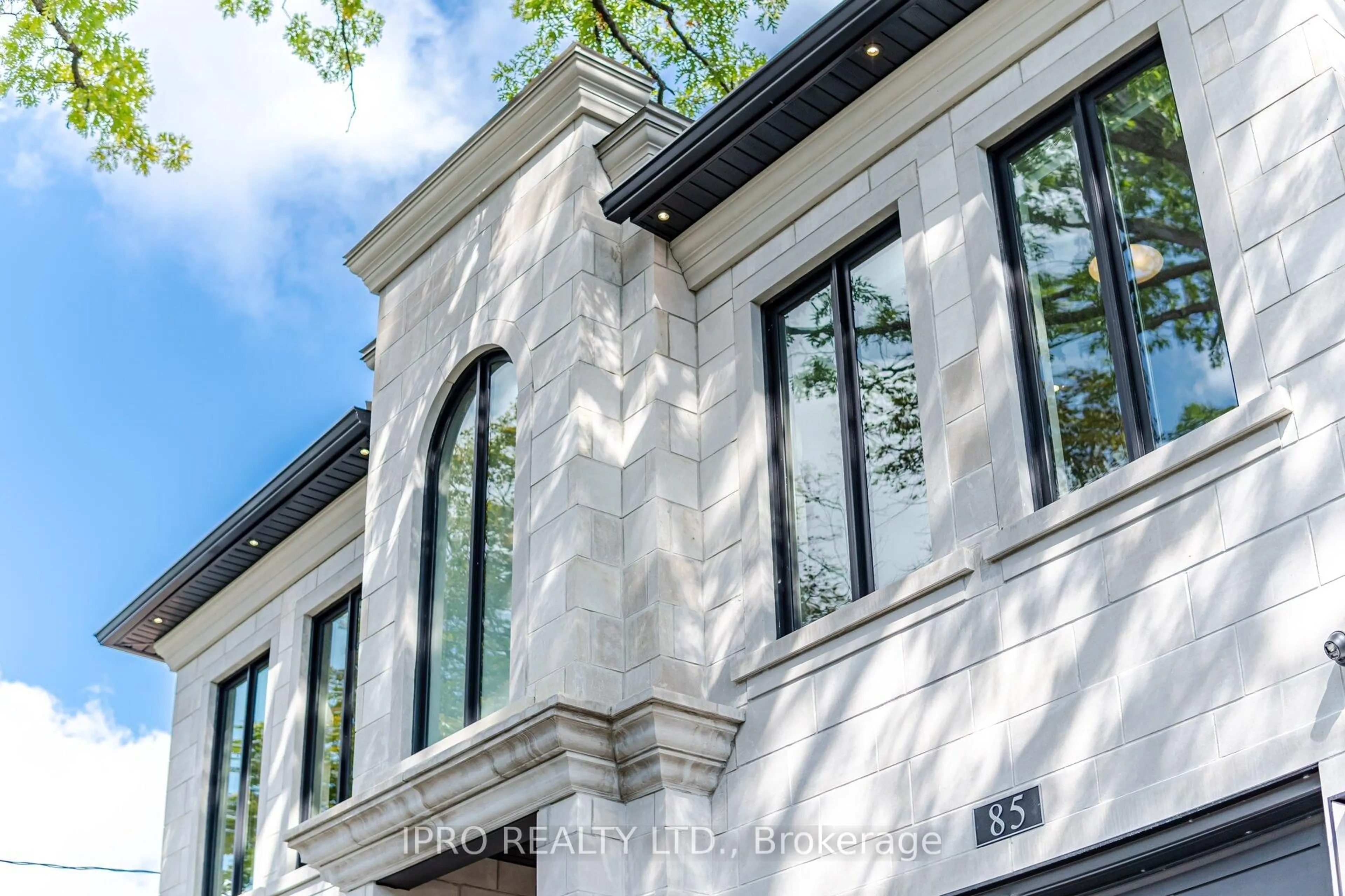 Home with vinyl exterior material, building for 85 Kingsway Cres, Toronto Ontario M8X 2R8