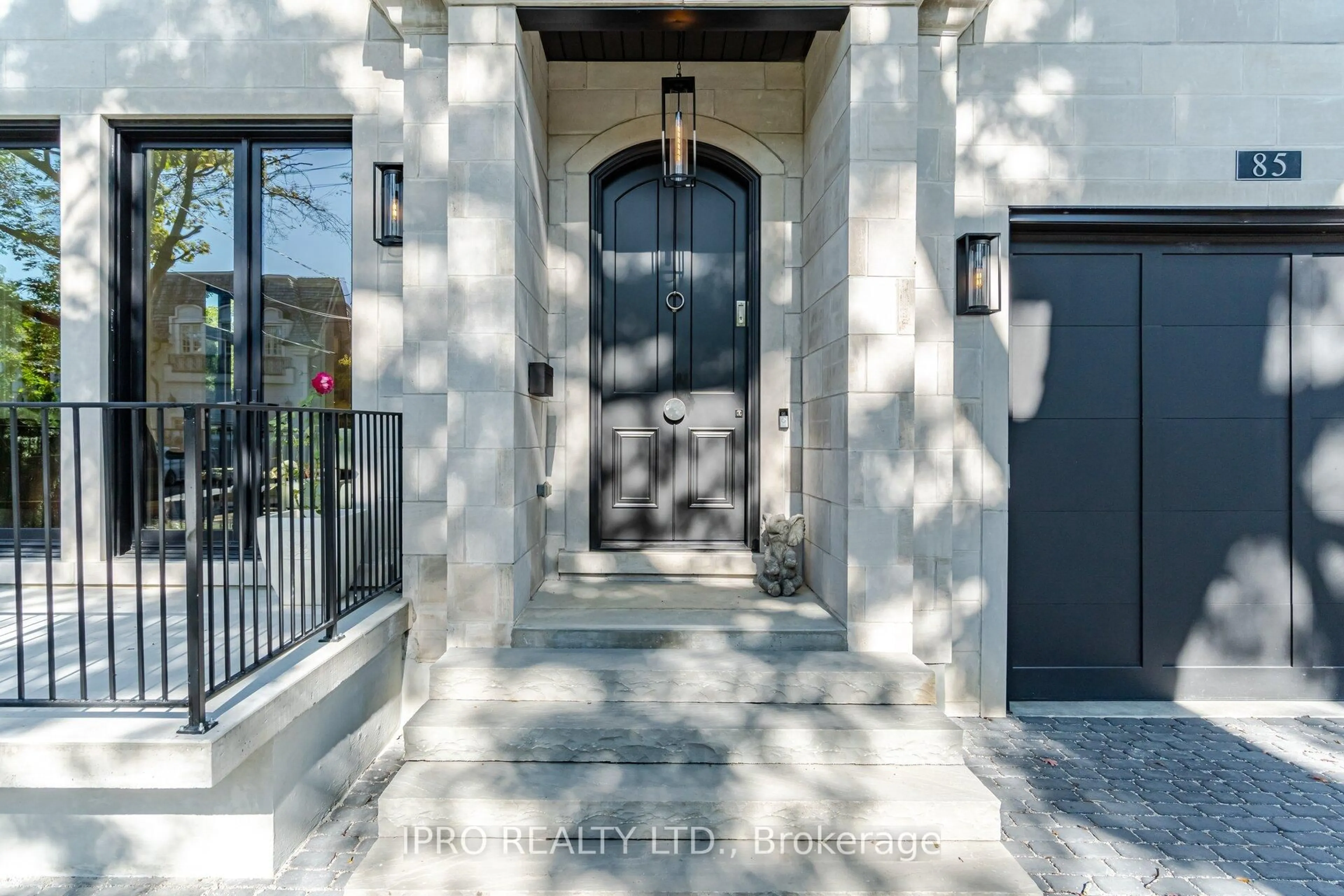 Indoor entryway for 85 Kingsway Cres, Toronto Ontario M8X 2R8