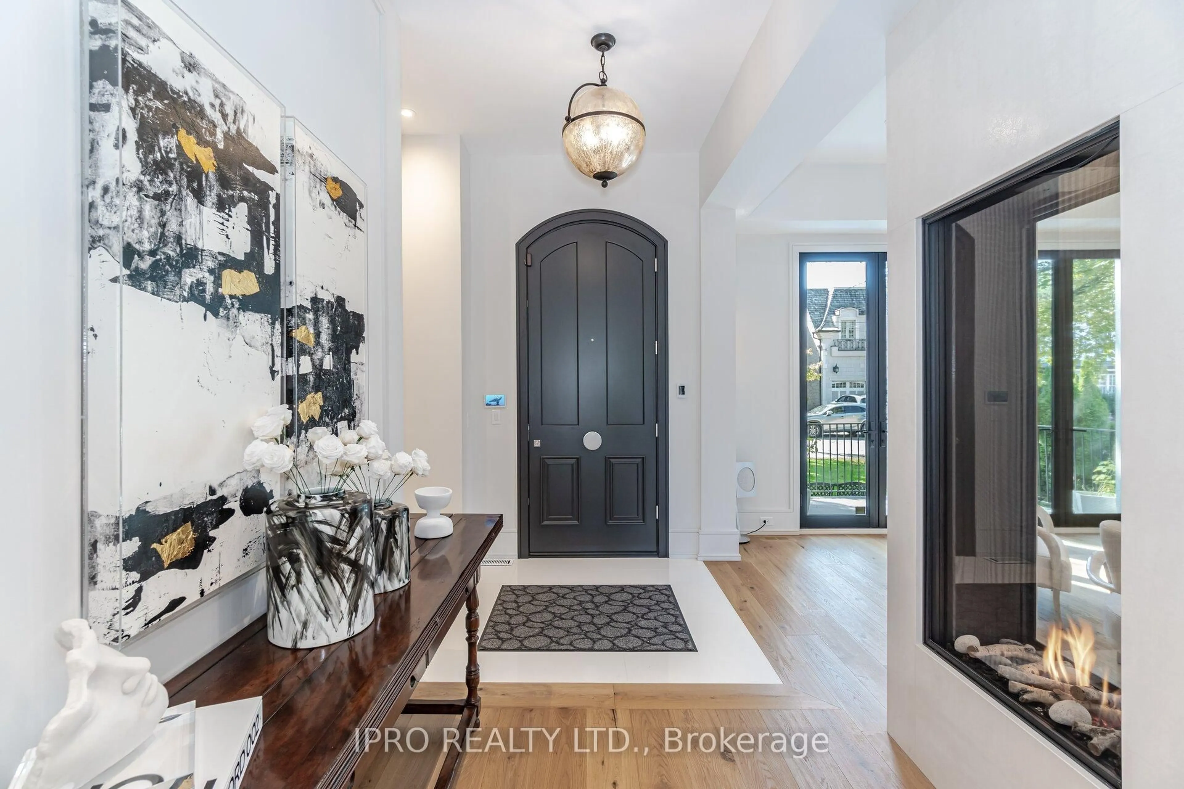 Indoor entryway for 85 Kingsway Cres, Toronto Ontario M8X 2R8