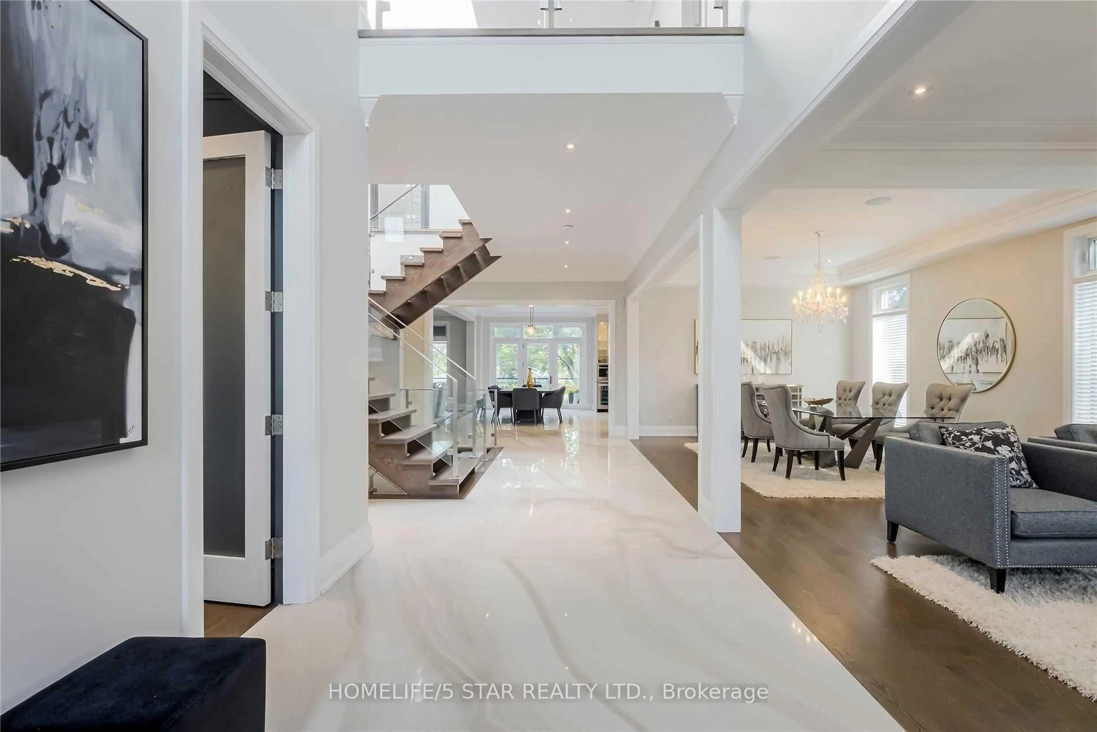 Indoor entryway for 25 YORKLEIGH Ave, Toronto Ontario M9P 1Y3