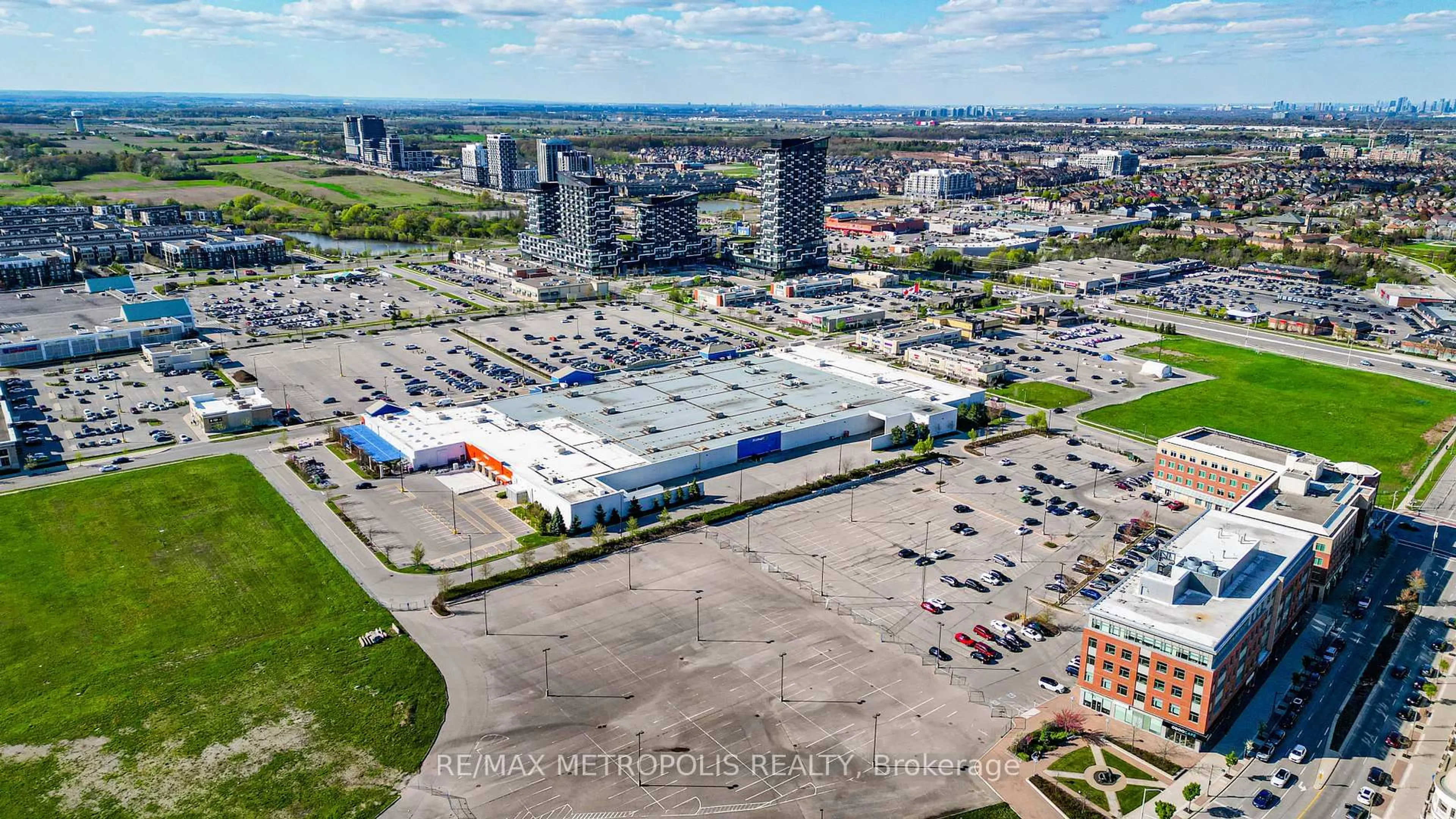 A pic from outside/outdoor area/front of a property/back of a property/a pic from drone, building for 2361 Parkhaven Blvd #2, Oakville Ontario L6H 7S7