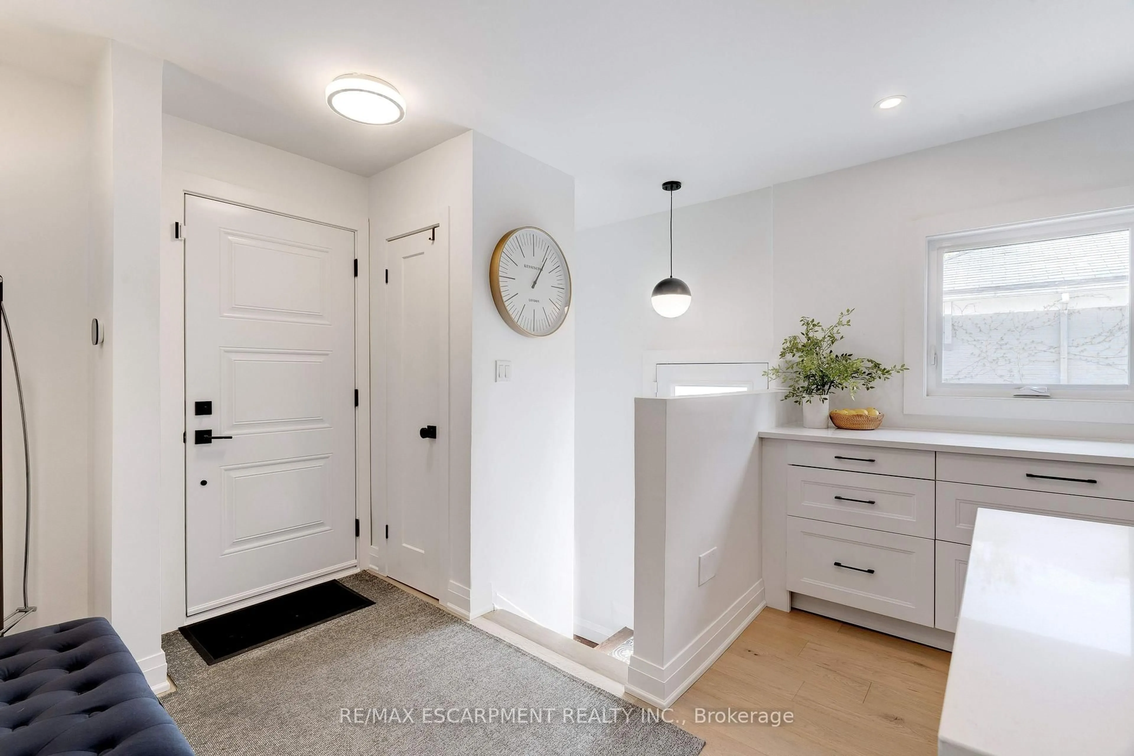 Indoor entryway for 1366 Augustine Dr, Burlington Ontario L7P 2M8