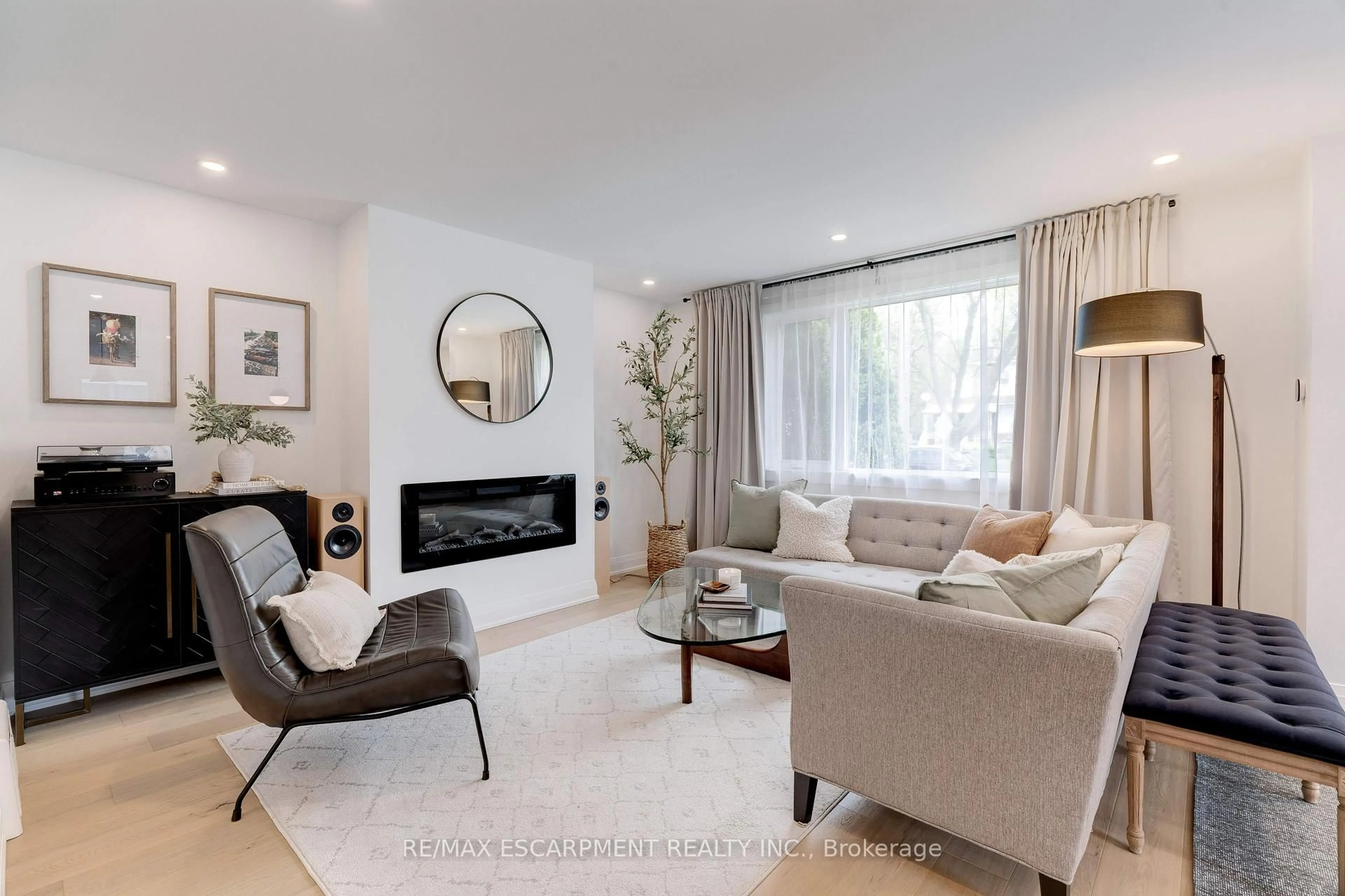 Living room with furniture, unknown for 1366 Augustine Dr, Burlington Ontario L7P 2M8