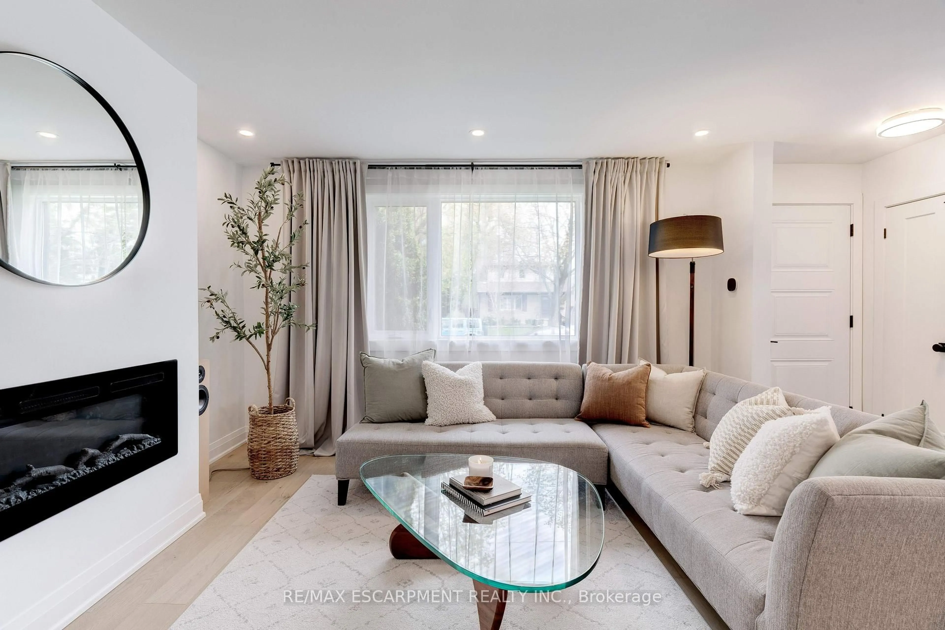 Living room with furniture, unknown for 1366 Augustine Dr, Burlington Ontario L7P 2M8