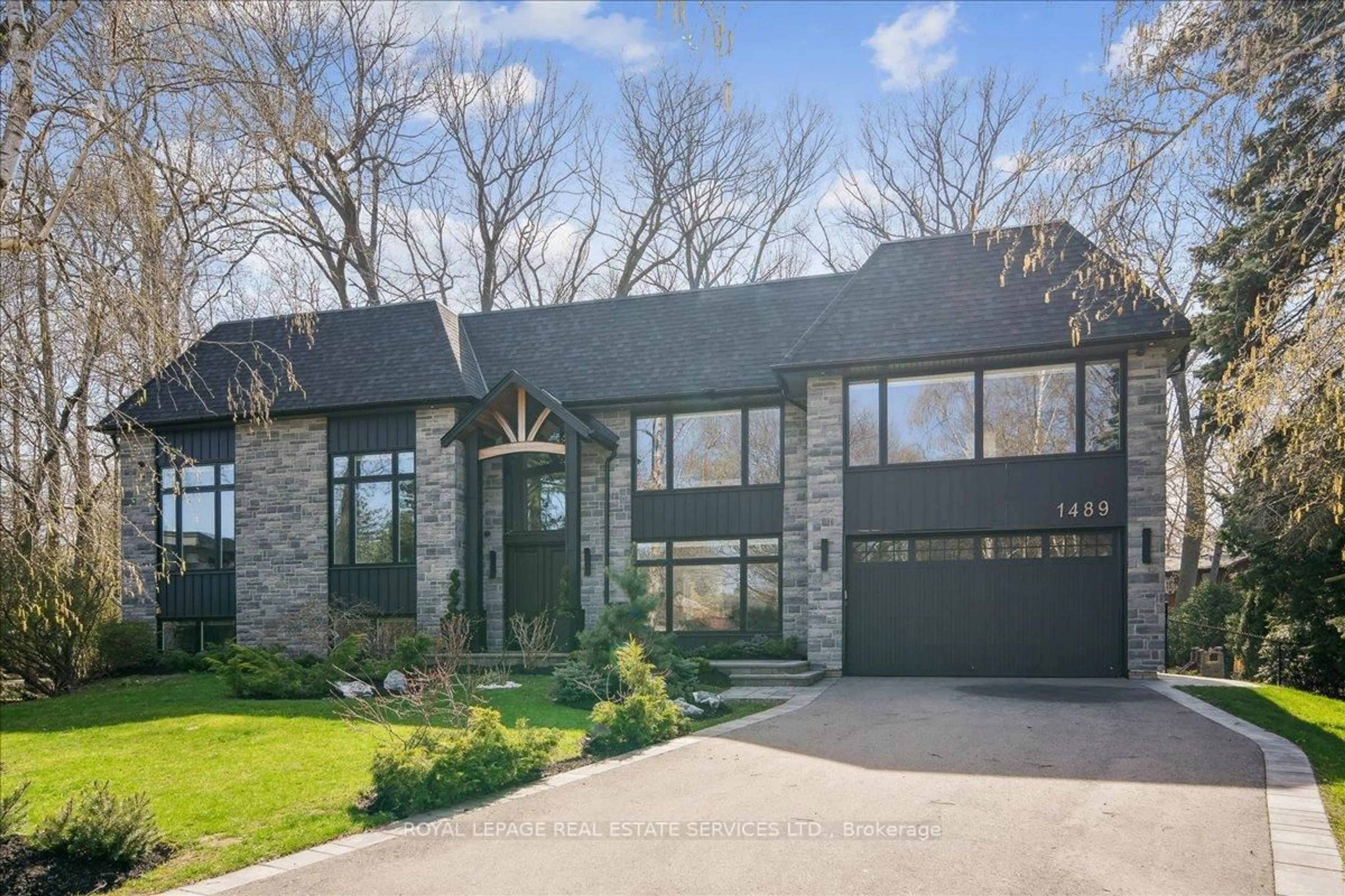 Home with brick exterior material, street for 1489 Rogerswood Crt, Mississauga Ontario L5J 1R7