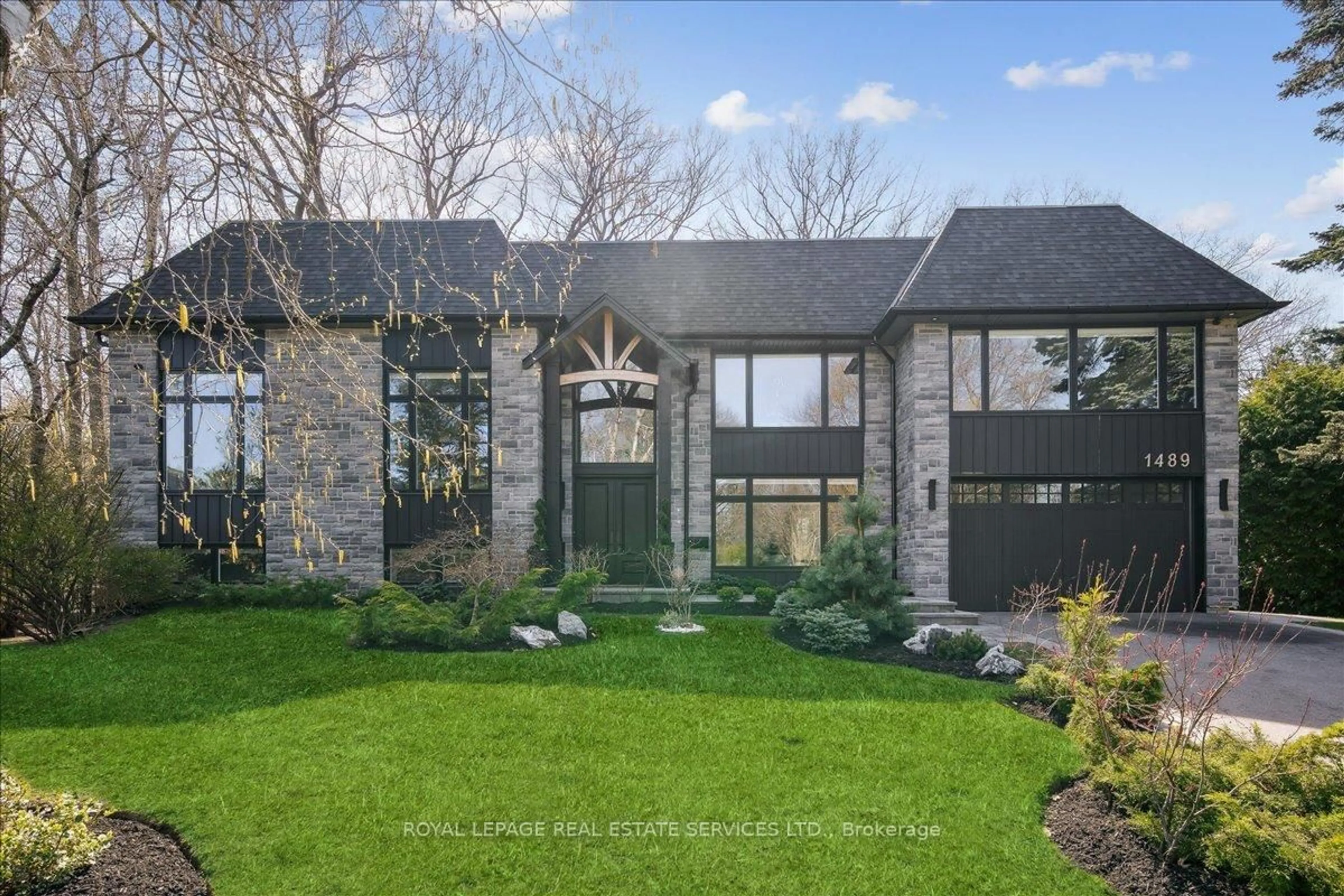 Home with brick exterior material, unknown for 1489 Rogerswood Crt, Mississauga Ontario L5J 1R7