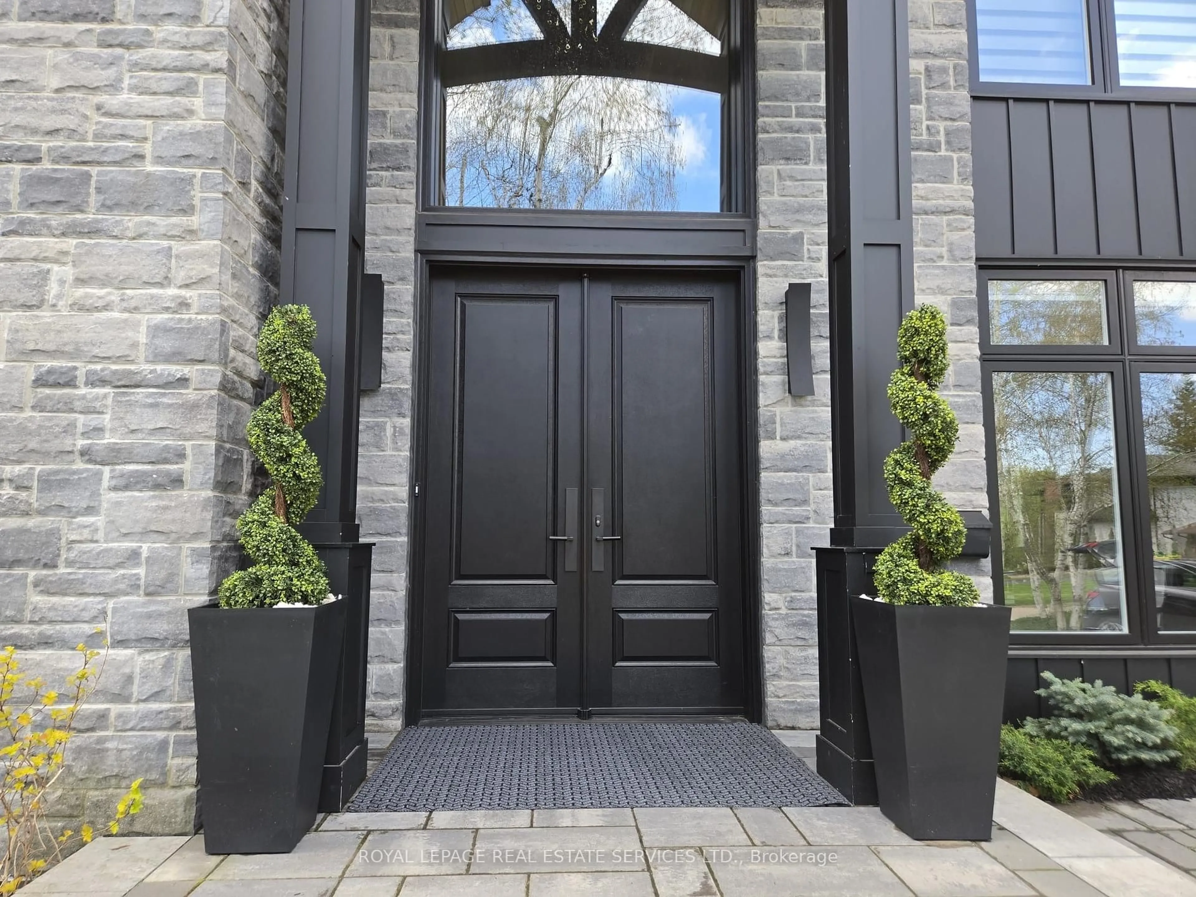 Indoor entryway for 1489 Rogerswood Crt, Mississauga Ontario L5J 1R7