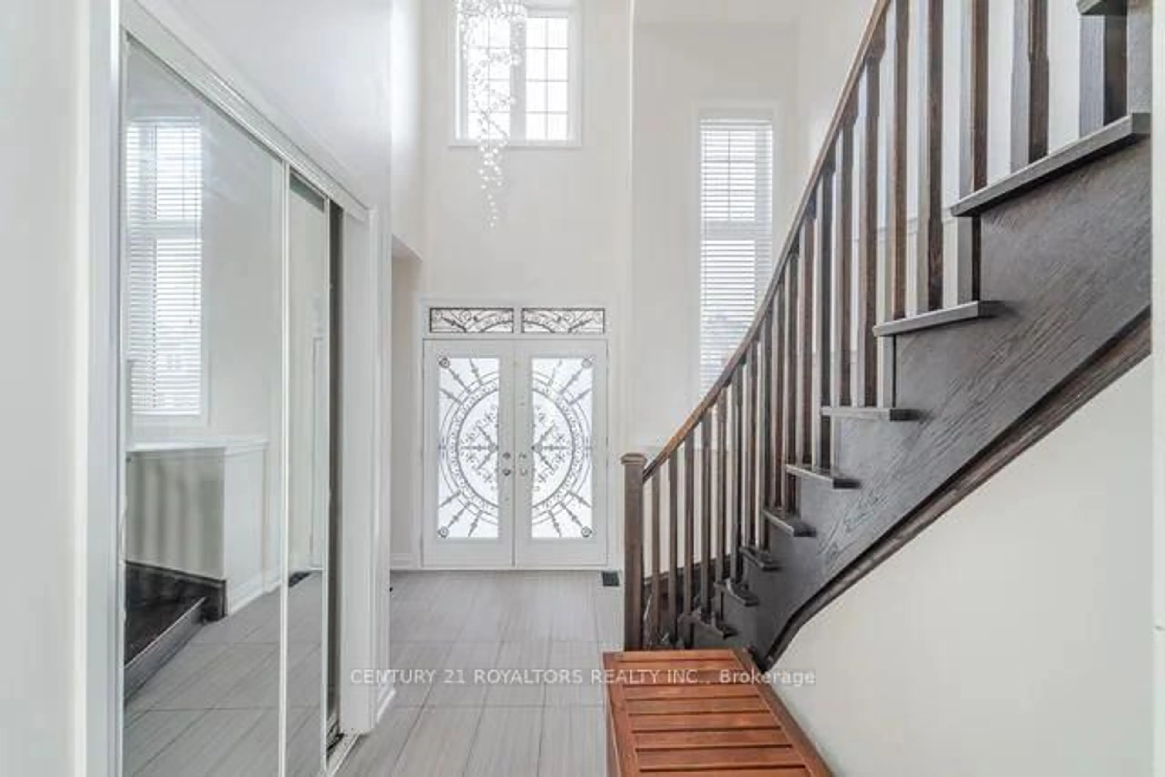 Indoor entryway for 77 Enford Cres, Brampton Ontario L7A 0G1