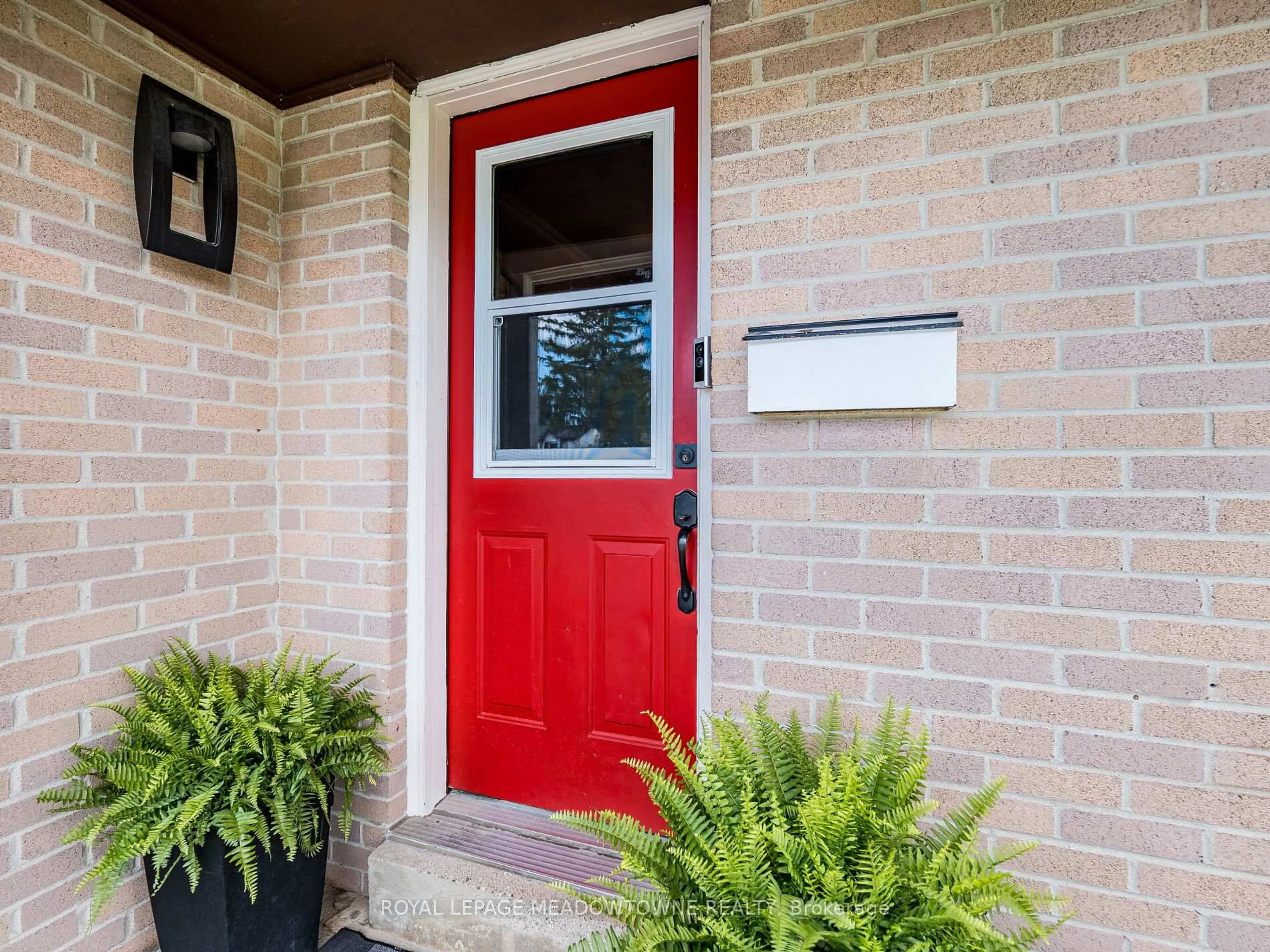 Indoor entryway for 38 Diane Dr, Orangeville Ontario L9W 3N5