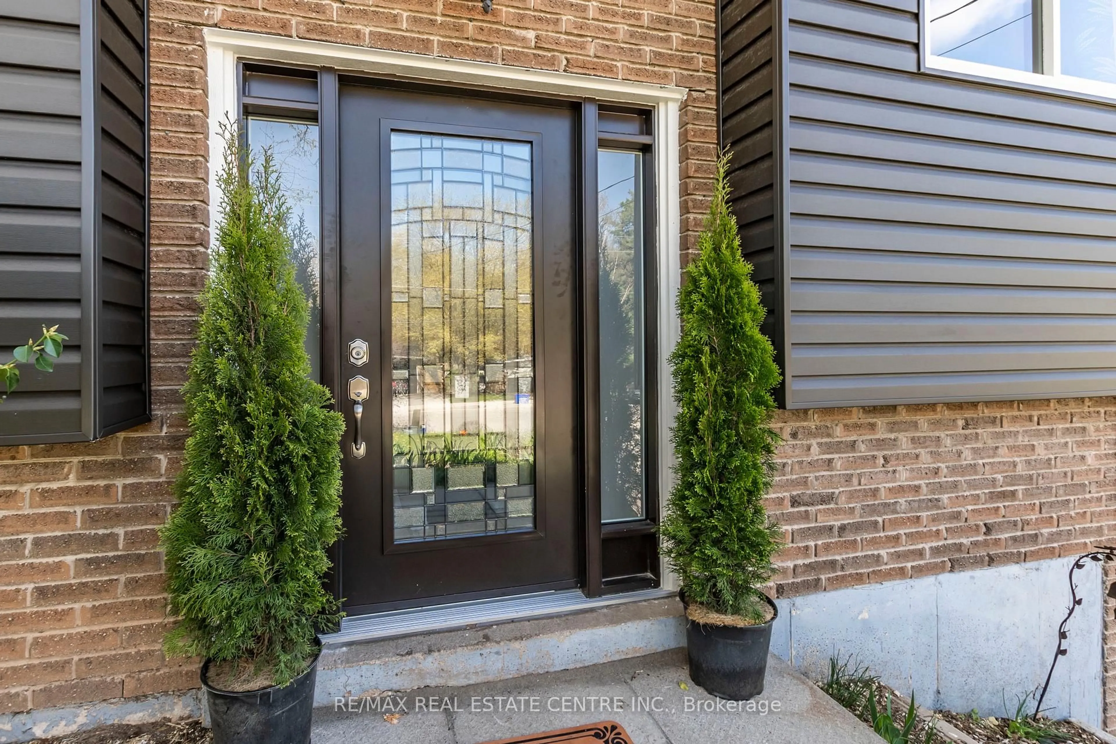 Indoor entryway for 12 Cobblehill Rd, Halton Hills Ontario L7J 1N9
