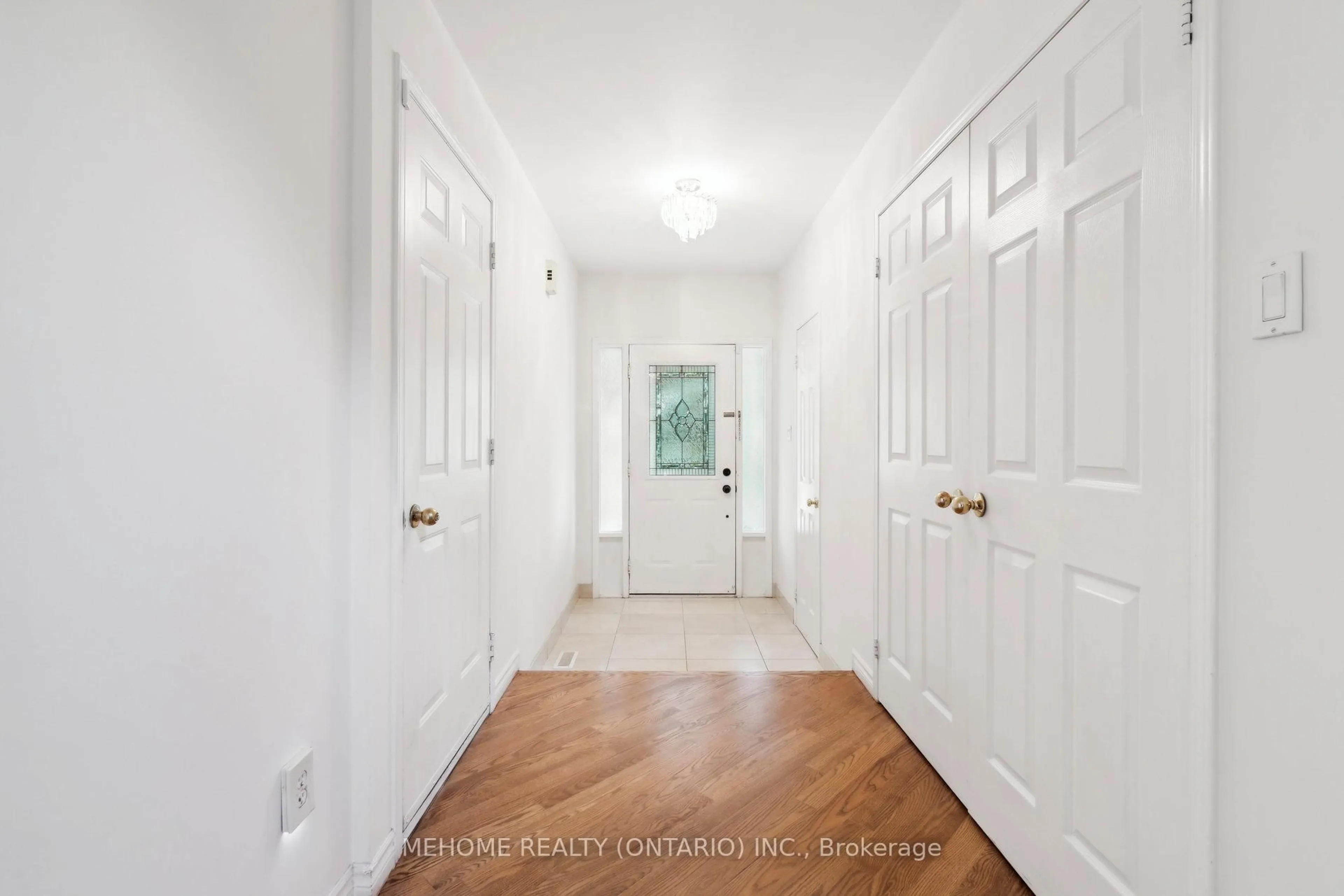 Indoor entryway for 2522 Willowburne Dr, Mississauga Ontario L5M 5E9