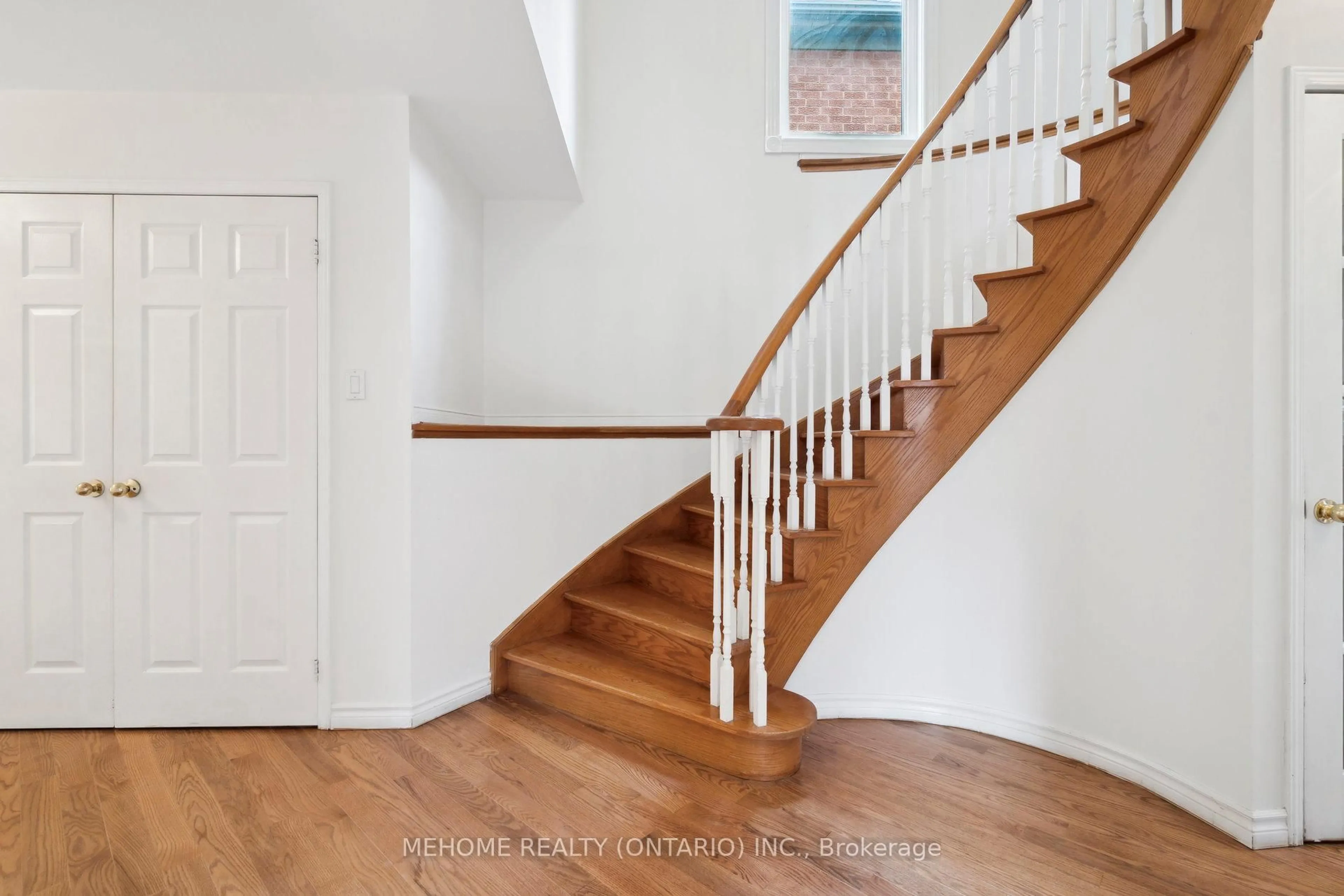 Stairs for 2522 Willowburne Dr, Mississauga Ontario L5M 5E9