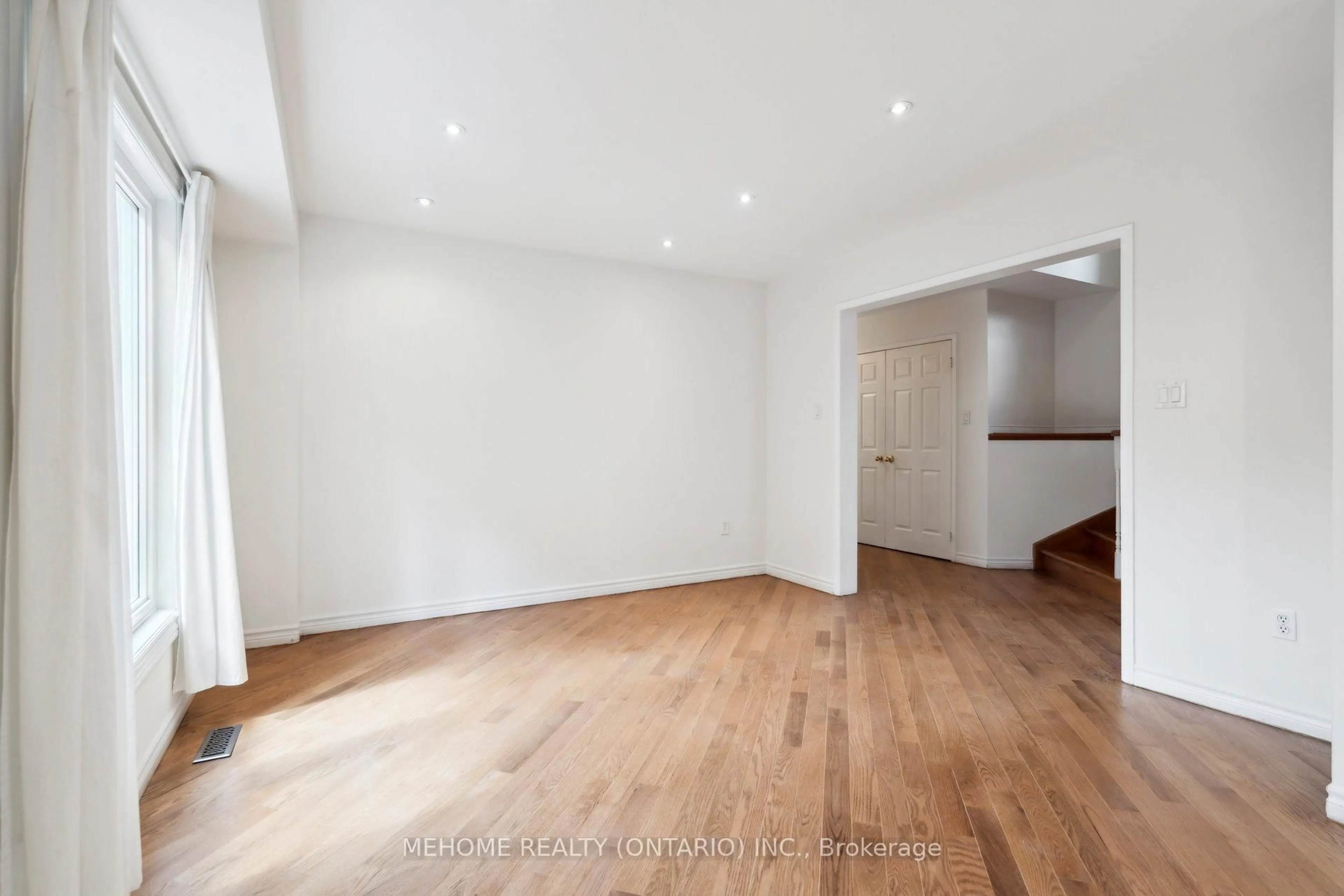 A pic of a room for 2522 Willowburne Dr, Mississauga Ontario L5M 5E9