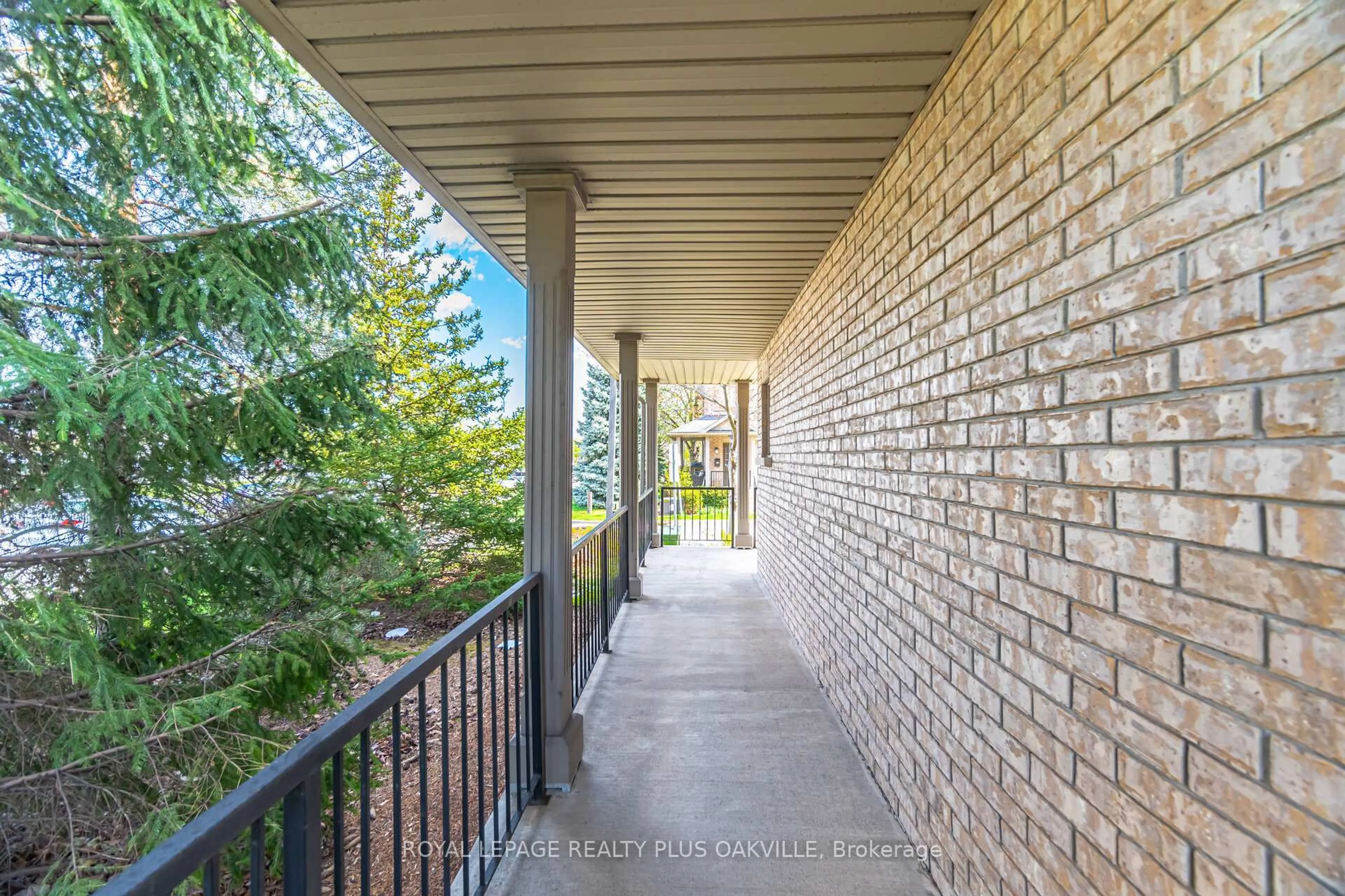 Patio, street for 1248 Guelph Line #19, Burlington Ontario L7P 2S9