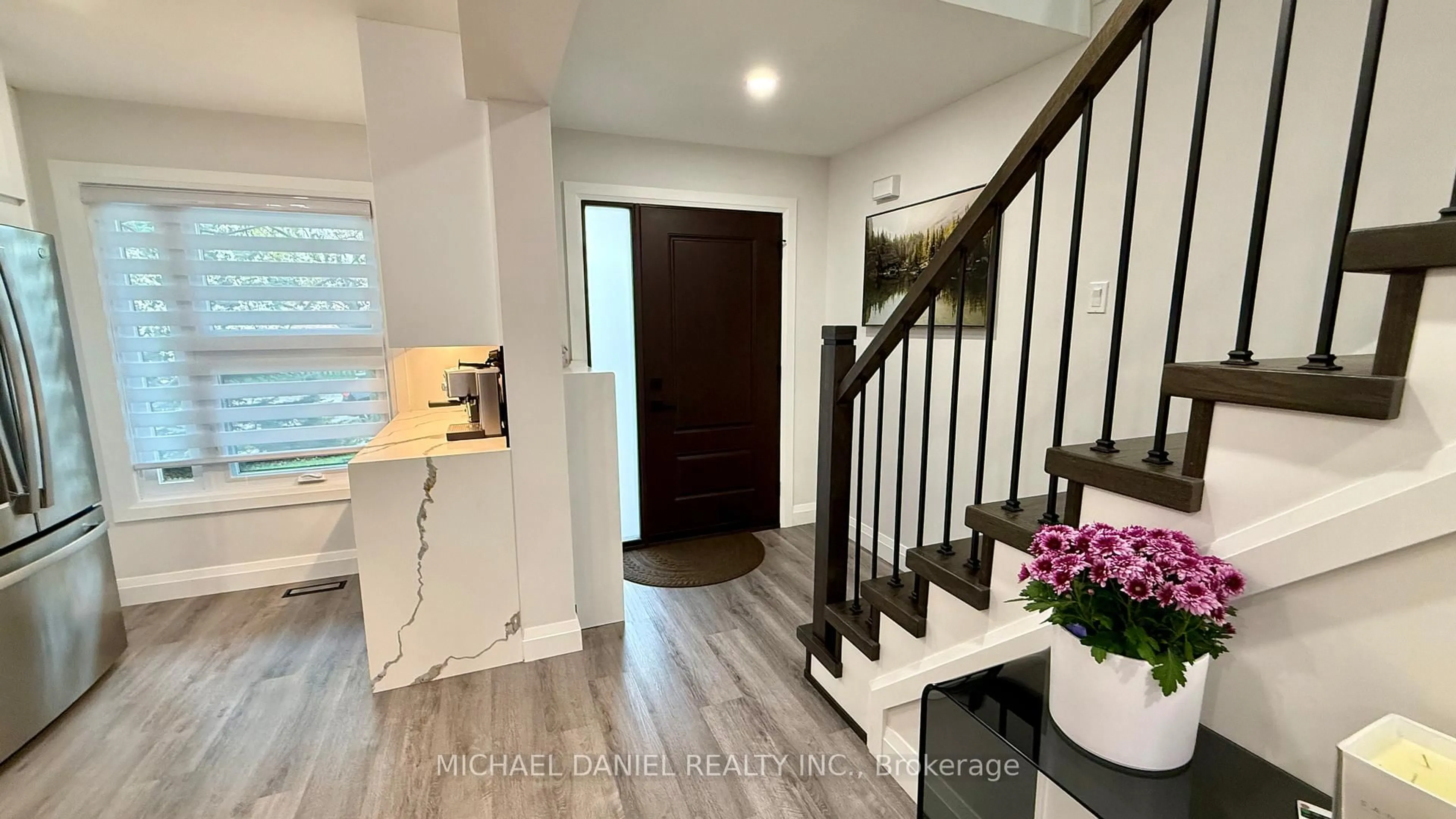 Indoor entryway for 2097 CHRISDON Rd, Burlington Ontario L7M 3S3