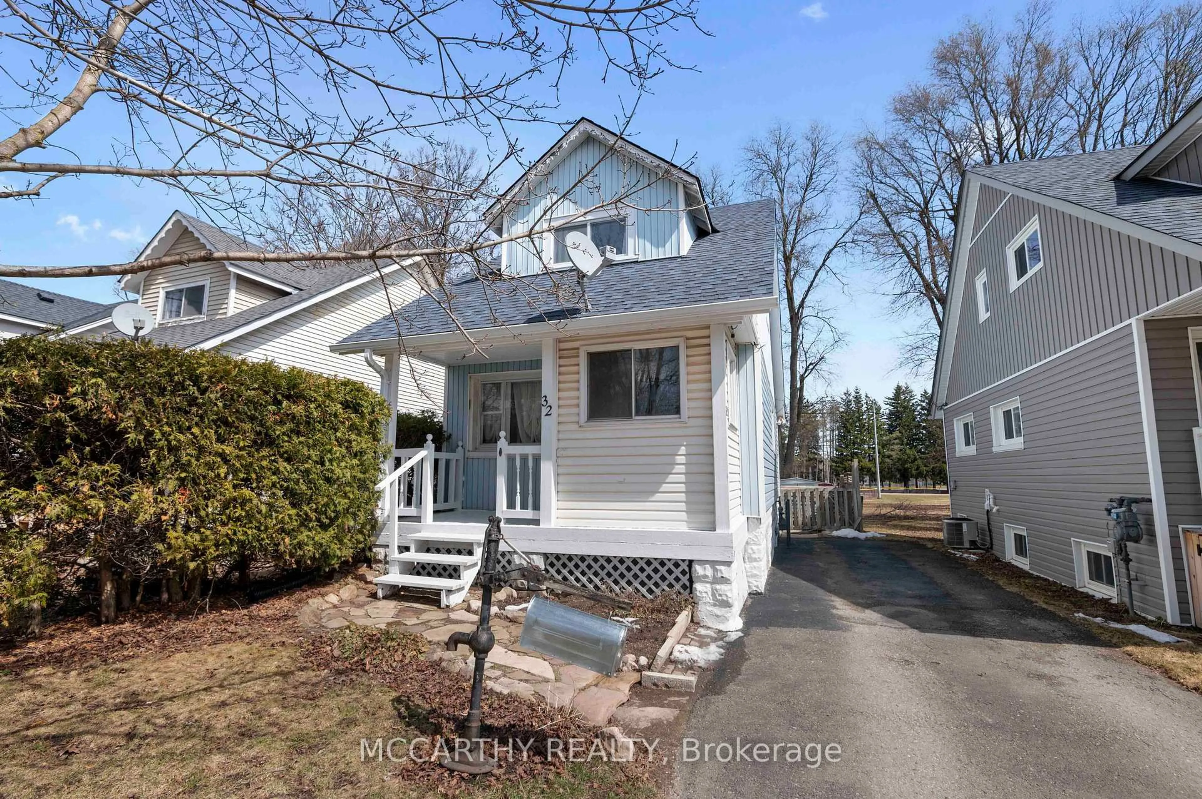 Home with vinyl exterior material, street for 32 Third St, Orangeville Ontario L9W 2B1