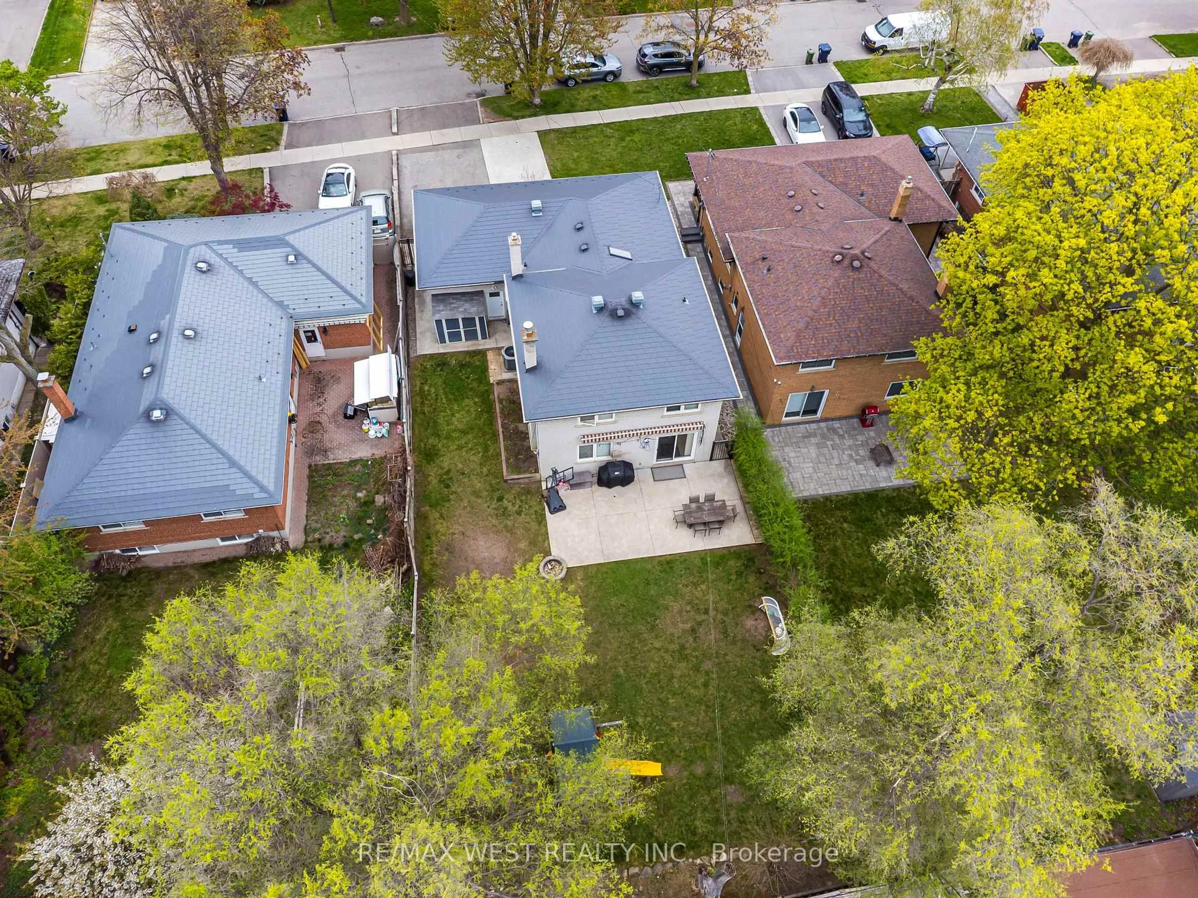 A pic from outside/outdoor area/front of a property/back of a property/a pic from drone, street for 17 Forest Path Crt, Toronto Ontario M9V 1L4