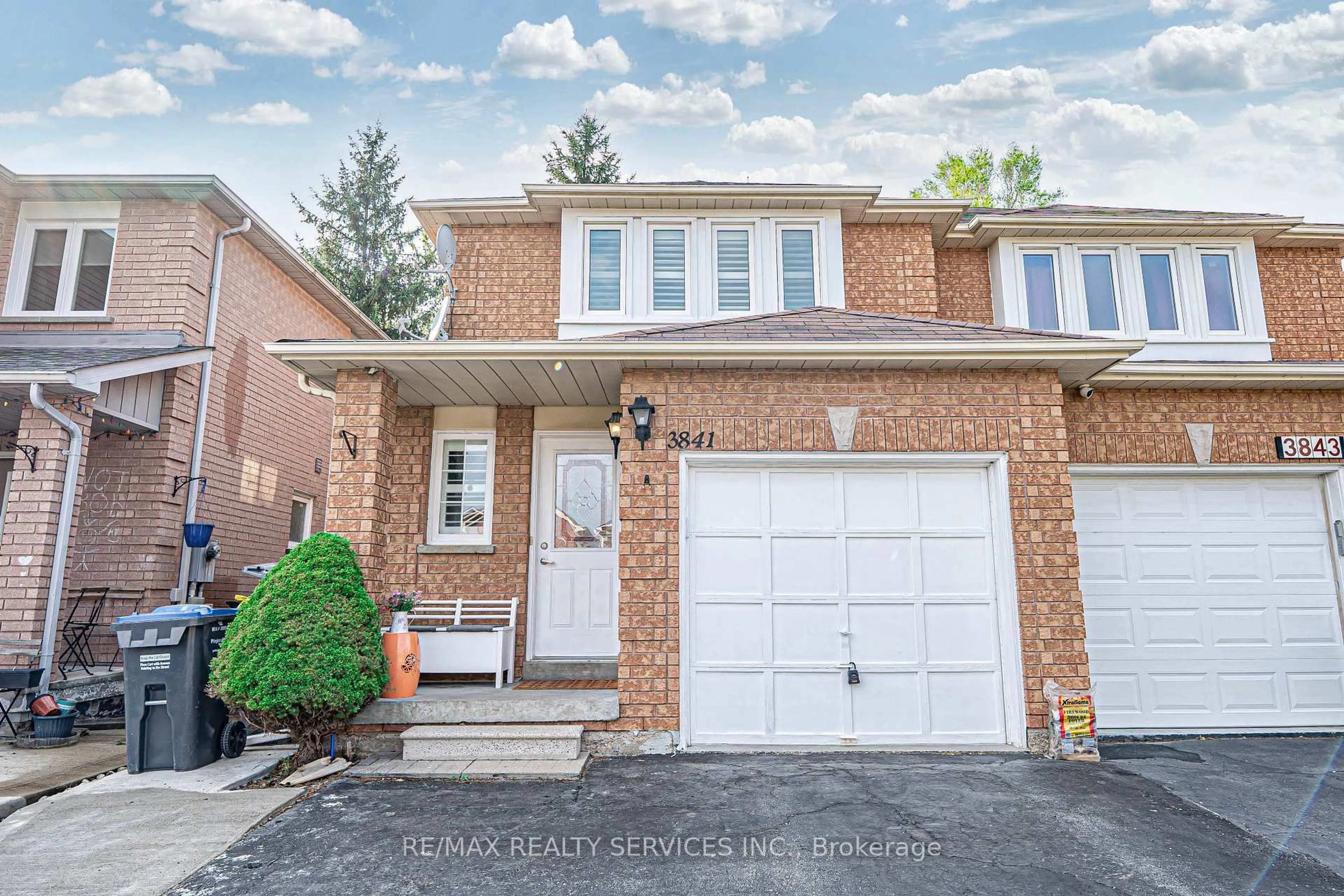 Home with brick exterior material, street for 3841 Densbury Dr, Mississauga Ontario L5N 6Z3