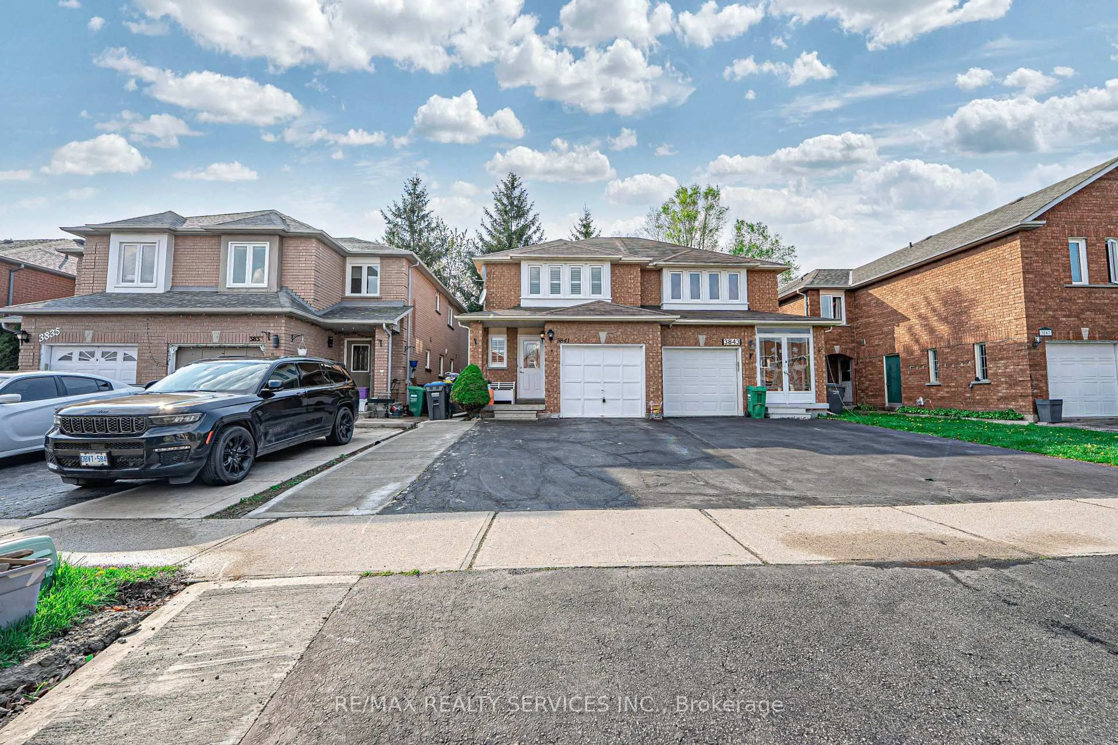 Home with brick exterior material, street for 3841 Densbury Dr, Mississauga Ontario L5N 6Z3