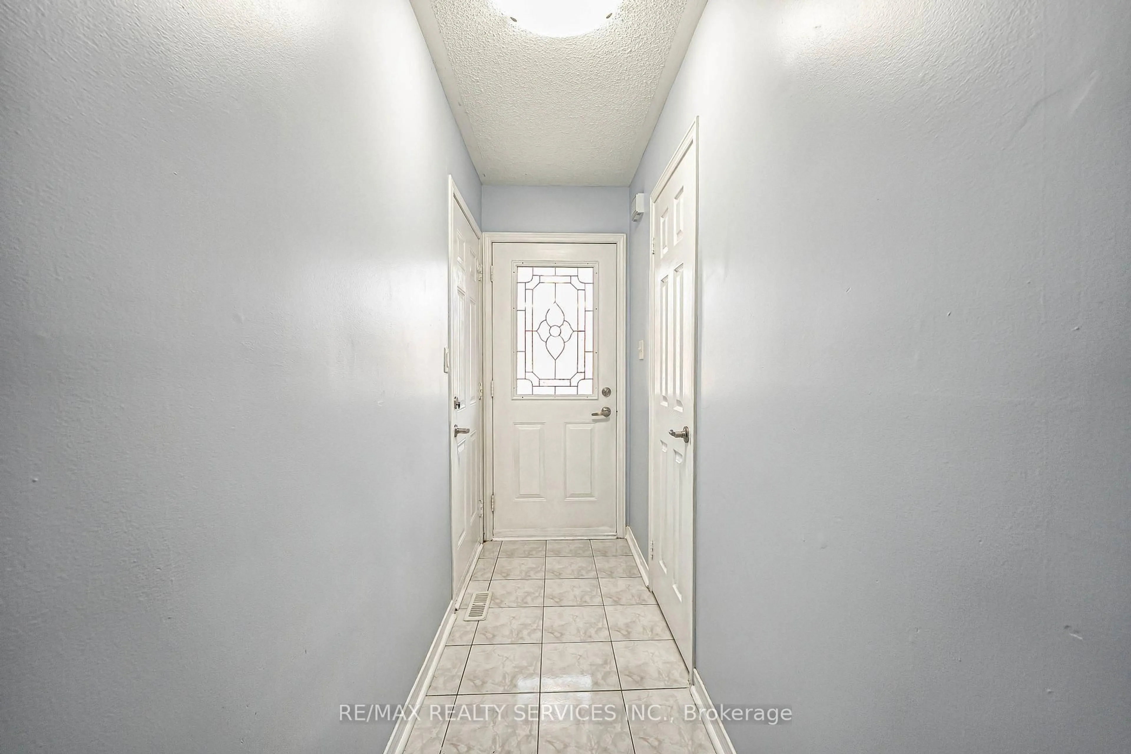 Indoor entryway for 3841 Densbury Dr, Mississauga Ontario L5N 6Z3