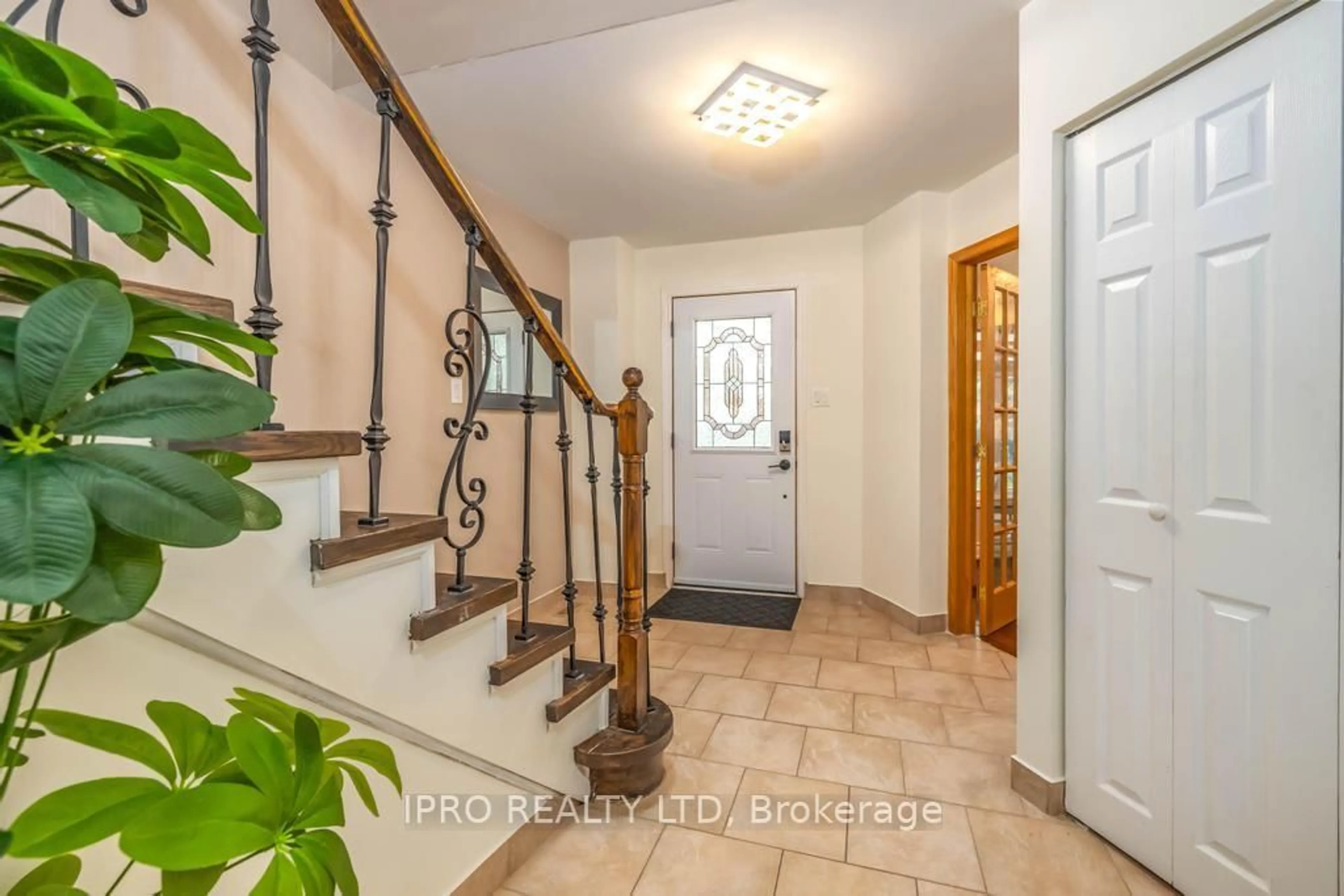 Indoor entryway for 2155 Duncaster Dr #26, Burlington Ontario L7P 4R3