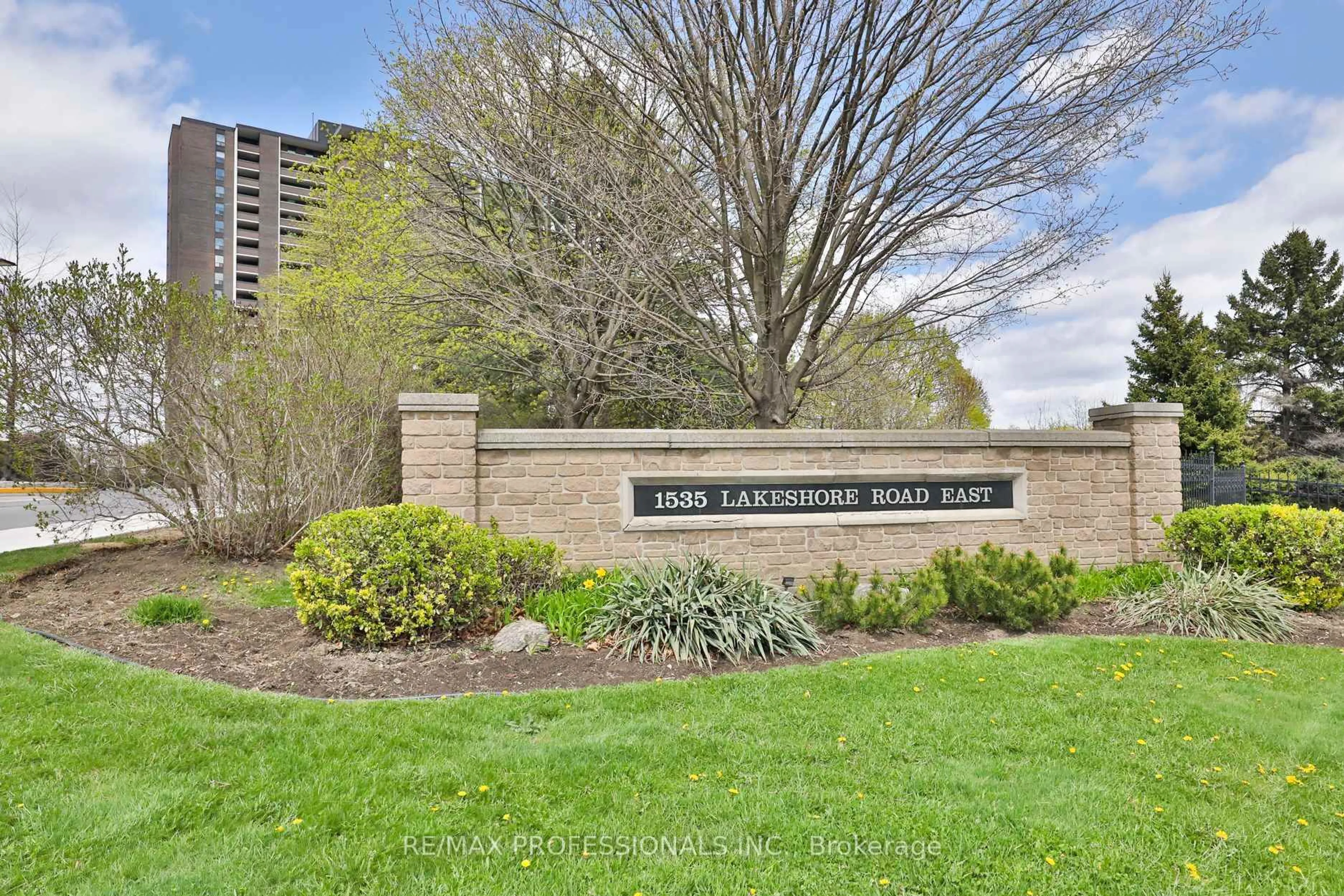 Indoor foyer for 1535 Lakeshore Rd #906, Mississauga Ontario L5E 3E2