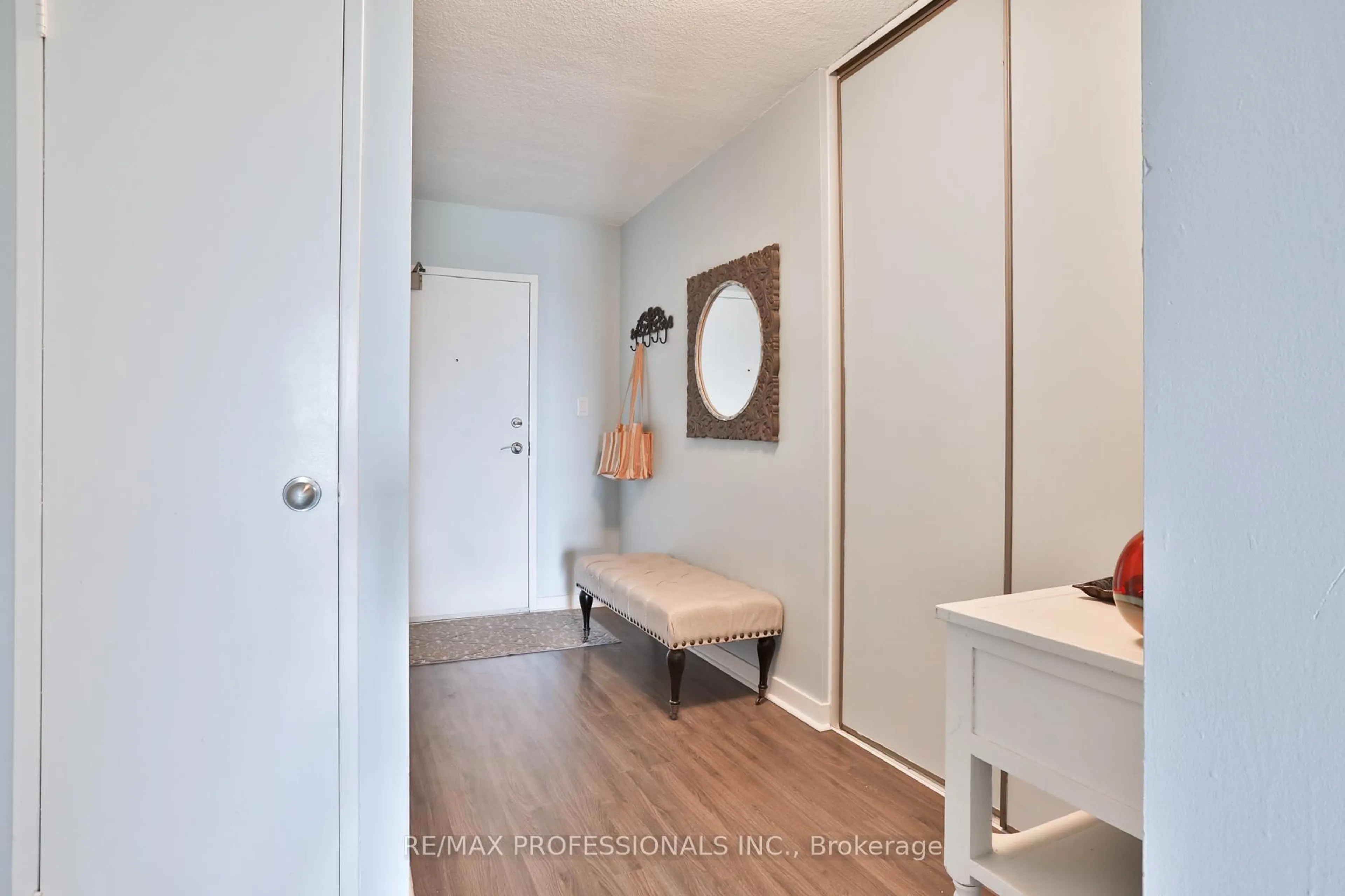 Indoor entryway for 1535 Lakeshore Rd #906, Mississauga Ontario L5E 3E2