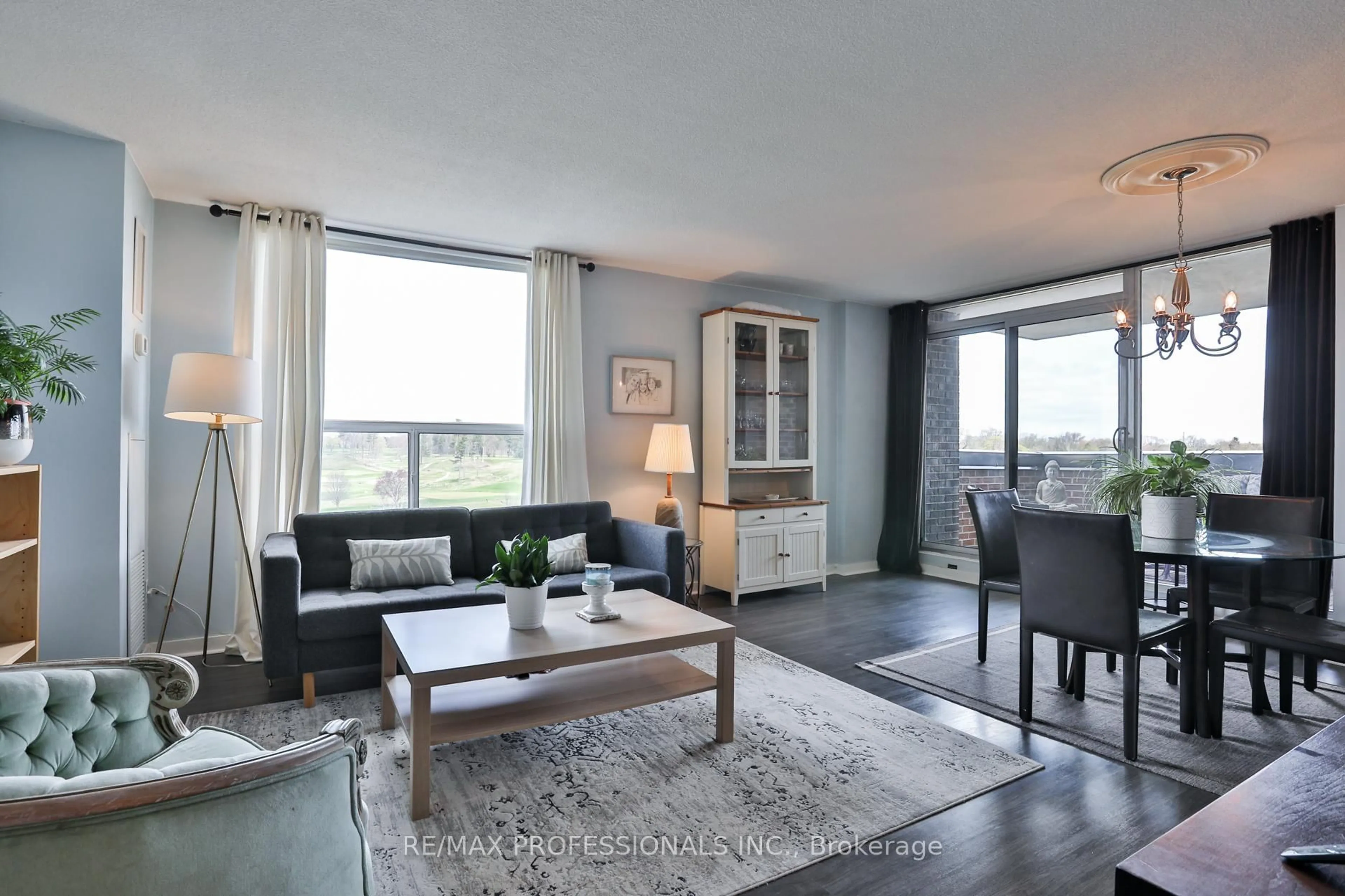 Living room with furniture, wood/laminate floor for 1535 Lakeshore Rd #906, Mississauga Ontario L5E 3E2