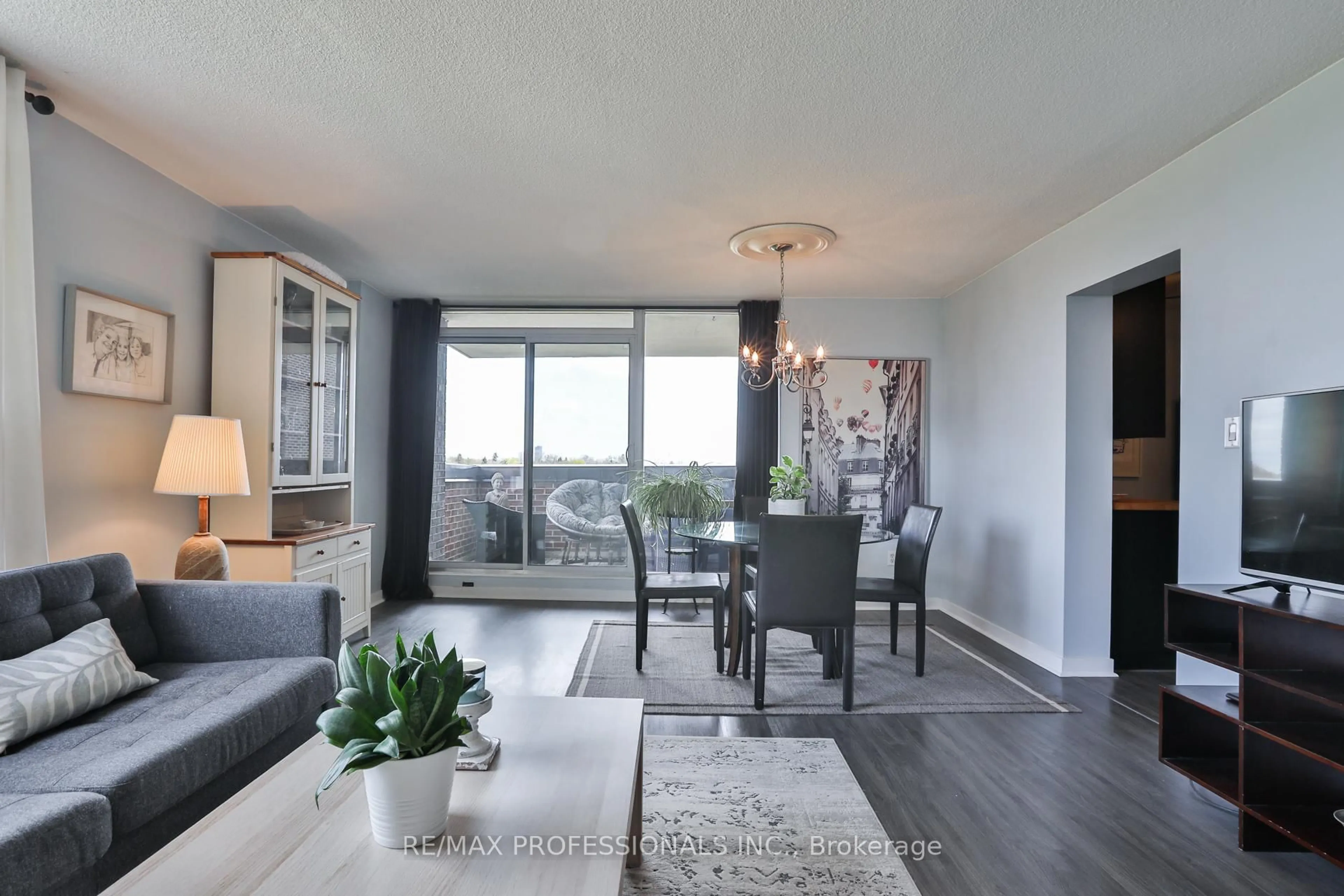 Living room with furniture, wood/laminate floor for 1535 Lakeshore Rd #906, Mississauga Ontario L5E 3E2
