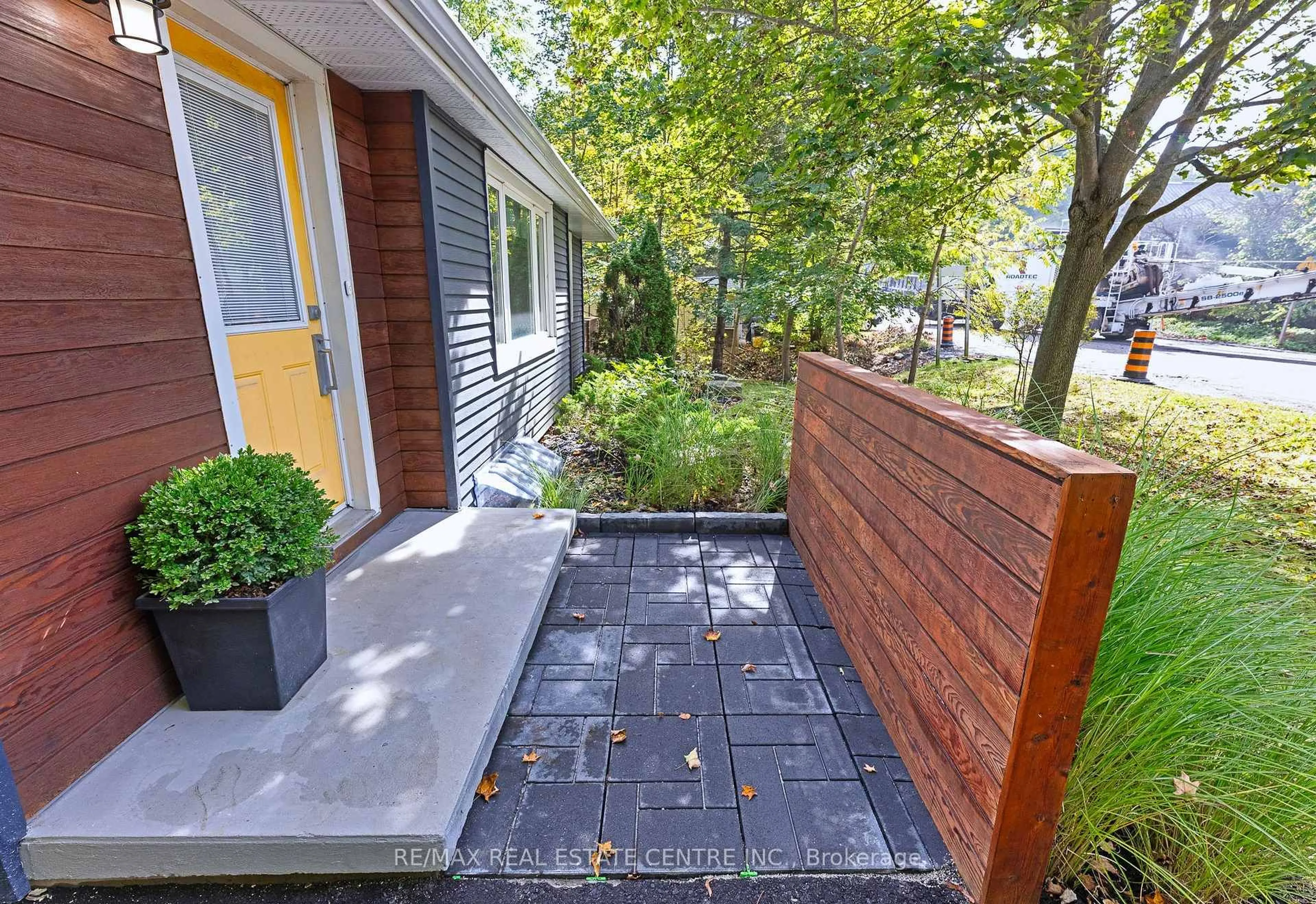 Patio, street for 17257 Old Main St, Caledon Ontario L7K 0E6