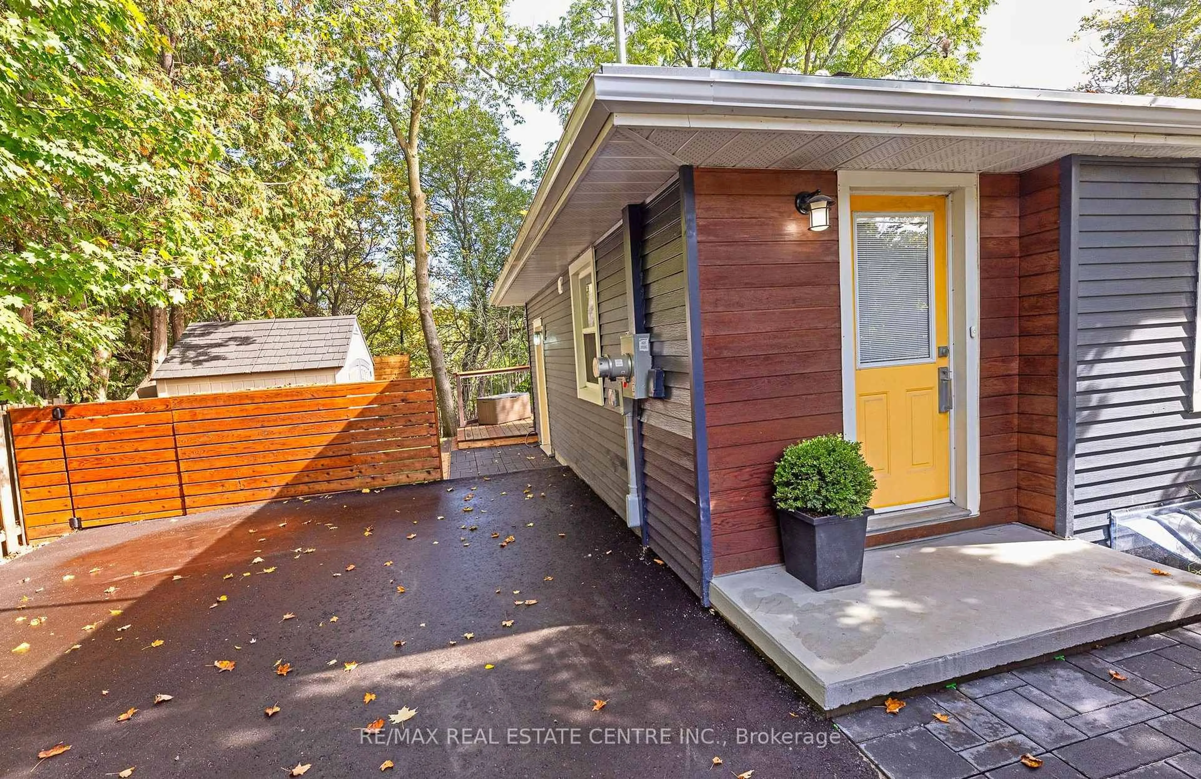 Patio, street for 17257 Old Main St, Caledon Ontario L7K 0E6